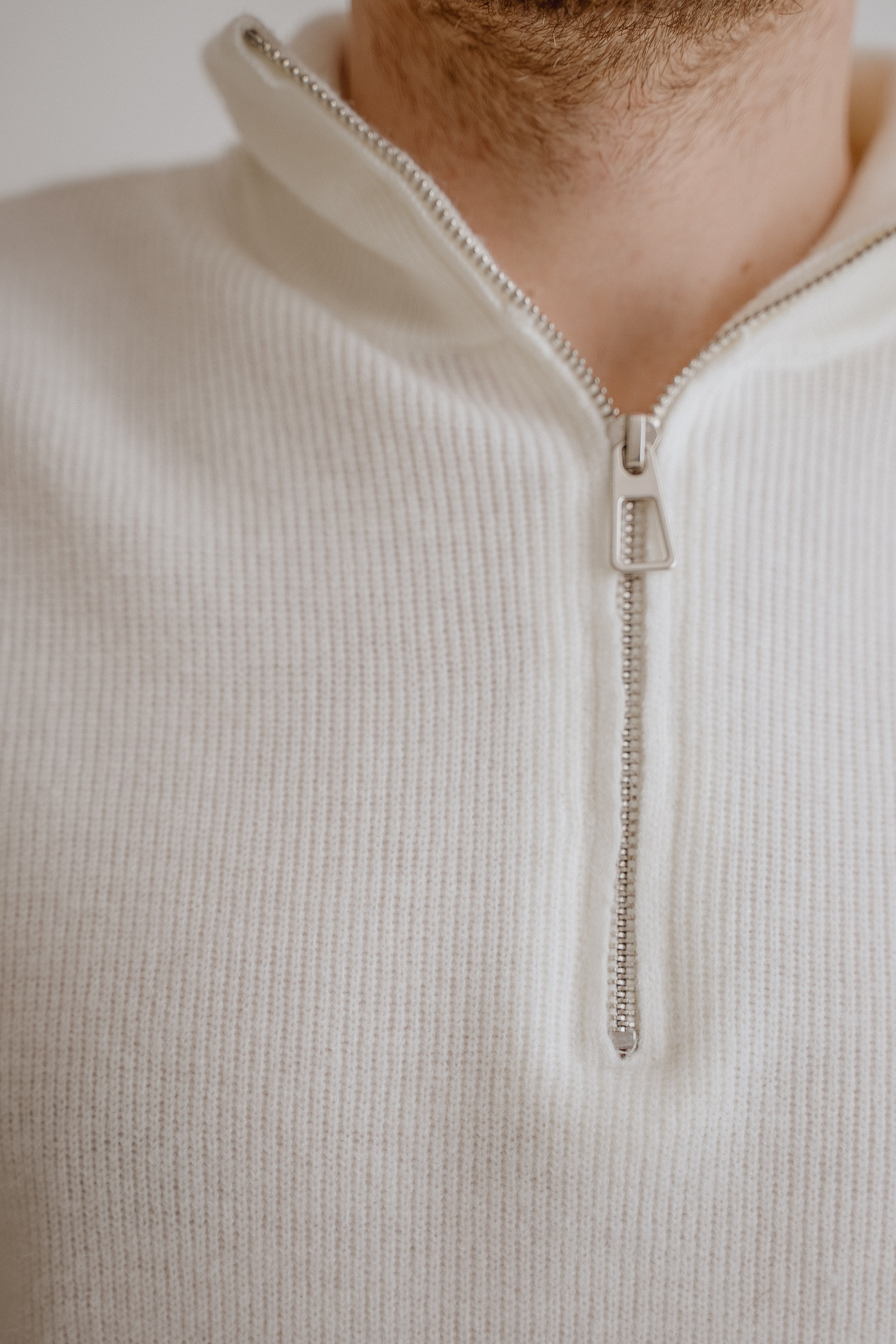 СВИТЕР БЕЛЫЙ НА МОЛНИИ XL. Фотостудия в Люберцах