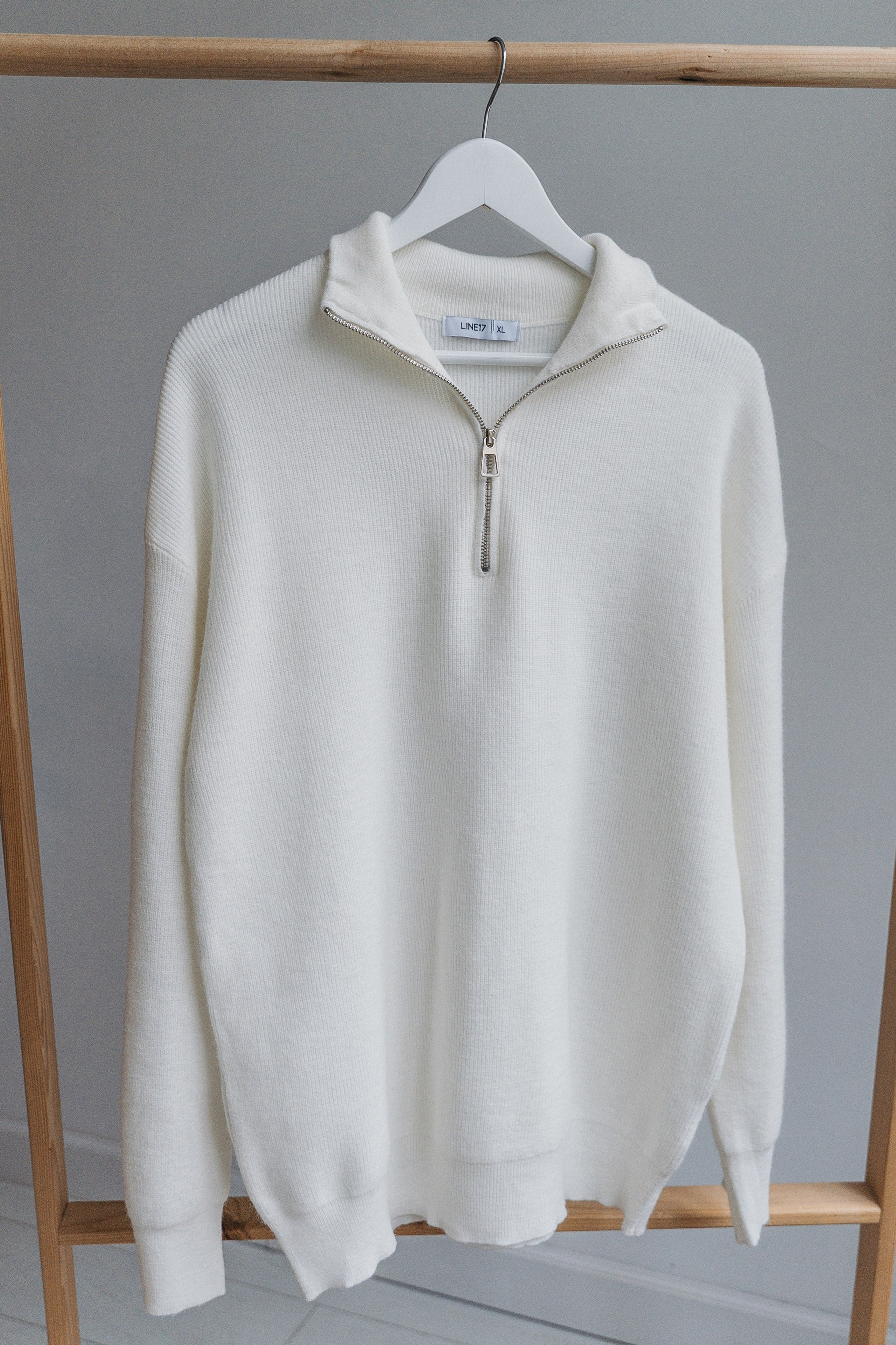 СВИТЕР БЕЛЫЙ НА МОЛНИИ XL. Фотостудия в Люберцах