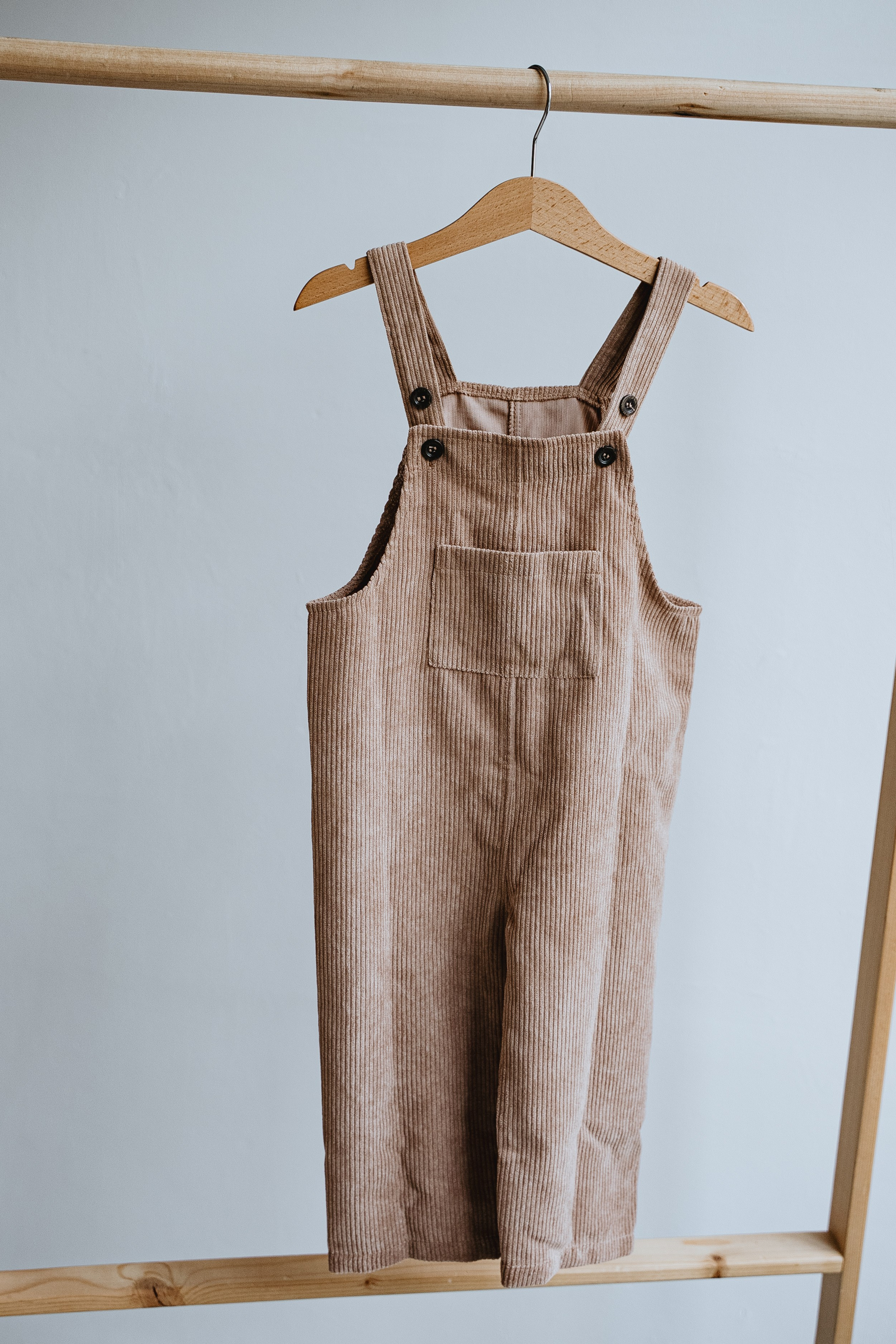 ВЕЛЬВЕТОВЫЙ БЕЖЕВЫЙ КОМБИНЕЗОН 88-95. Фотостудия в Люберцах