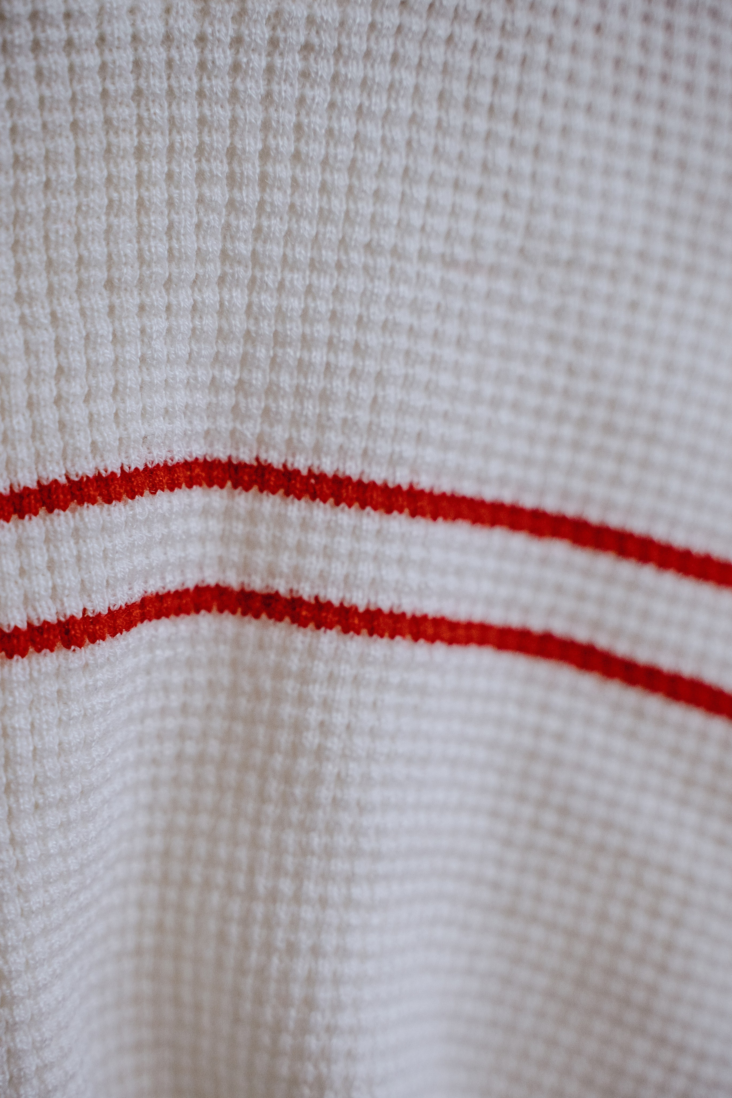 СВИТЕР БЕЛЫЙ 68 С КРАСНЫМИ ПОЛОСКАМИ. Фотостудия в Люберцах