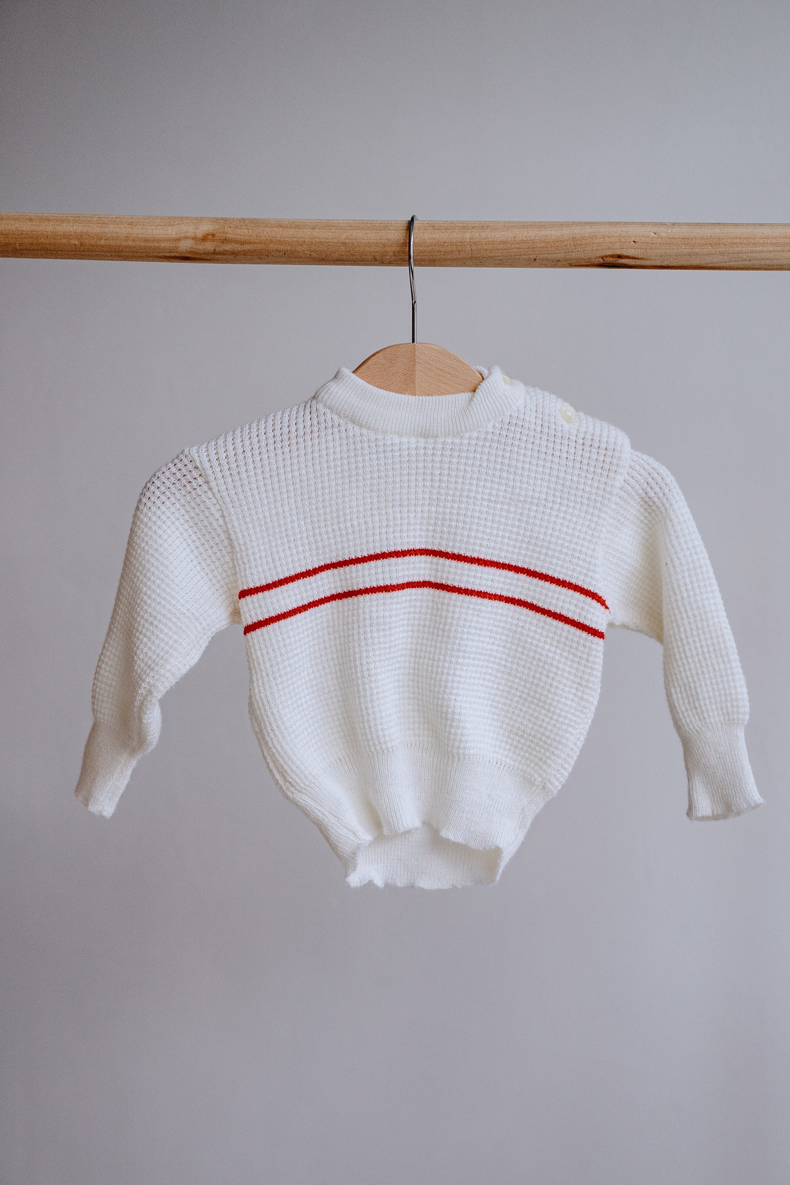 СВИТЕР БЕЛЫЙ 68 С КРАСНЫМИ ПОЛОСКАМИ. Фотостудия в Люберцах