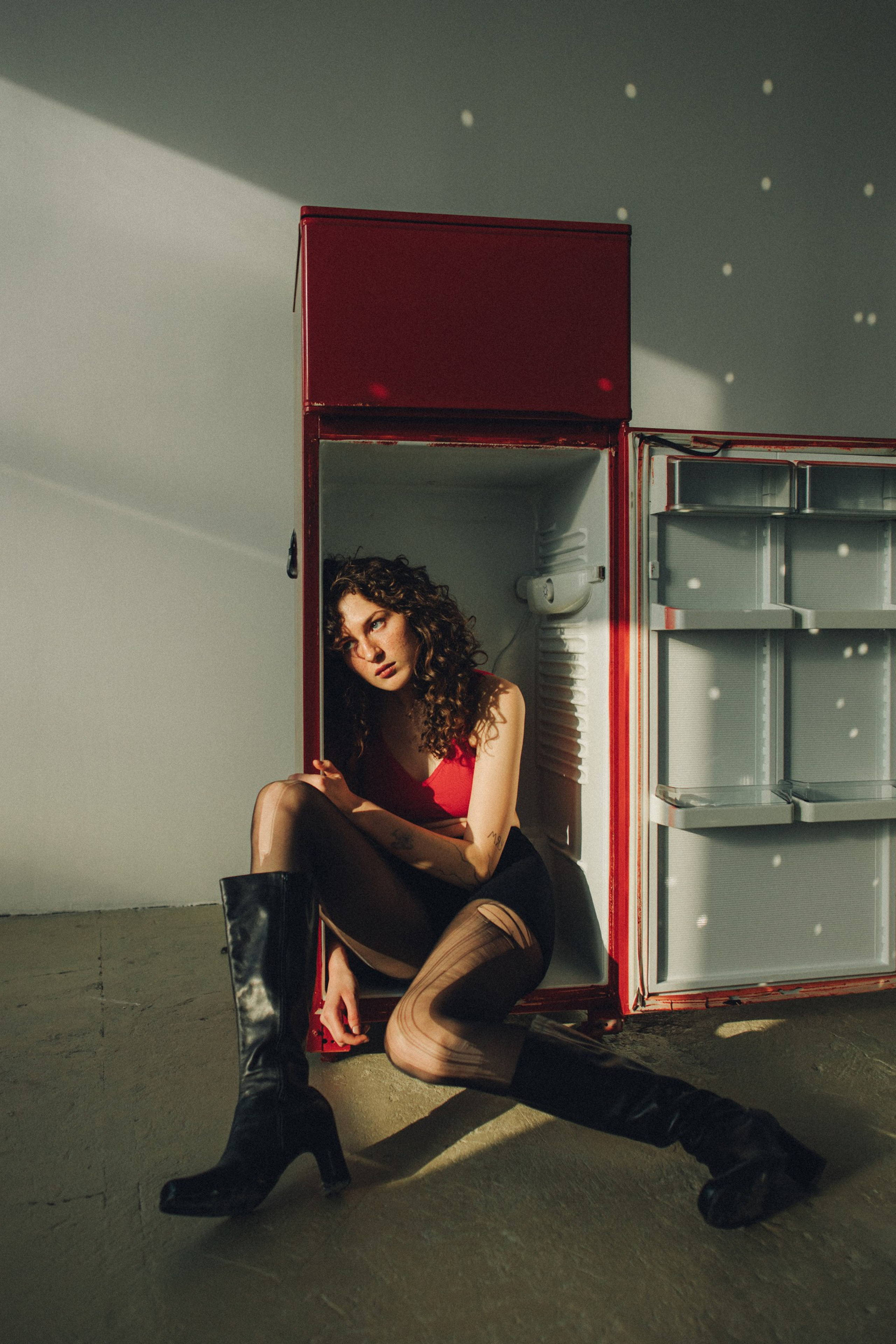 Красный холодильник