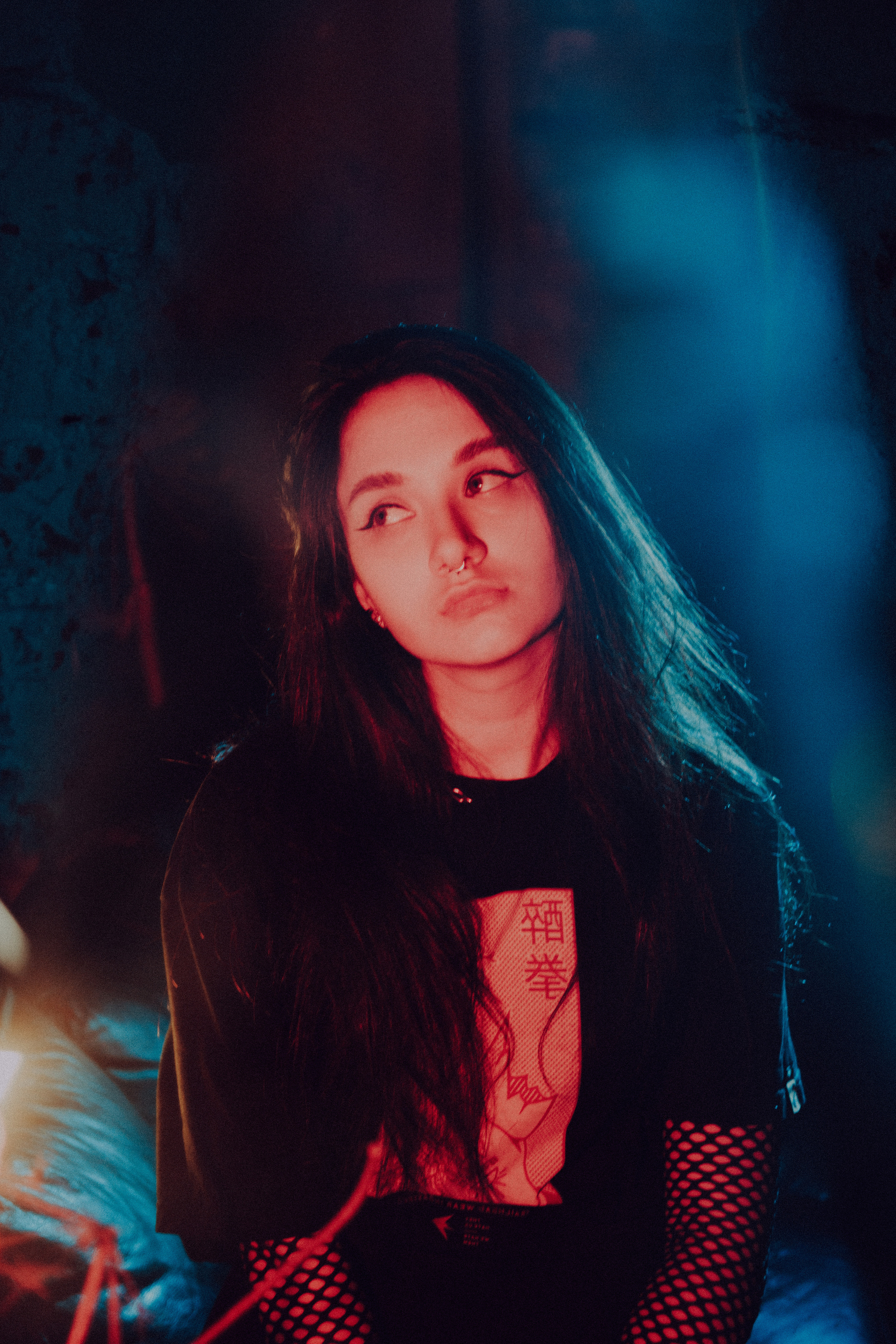 Женский портрет в студии с цветным светом. 