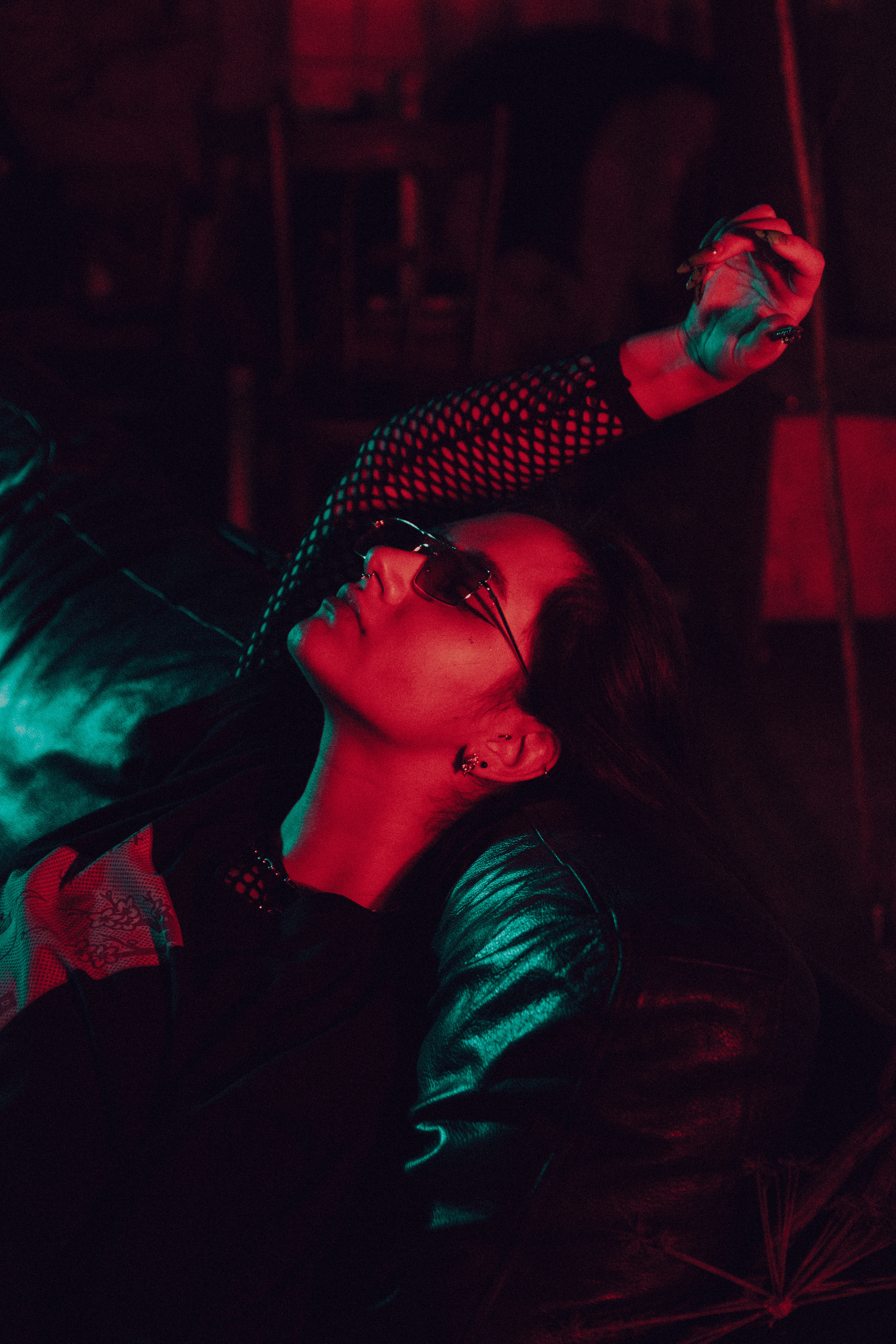 Женский портрет в студии с креативным освещением.