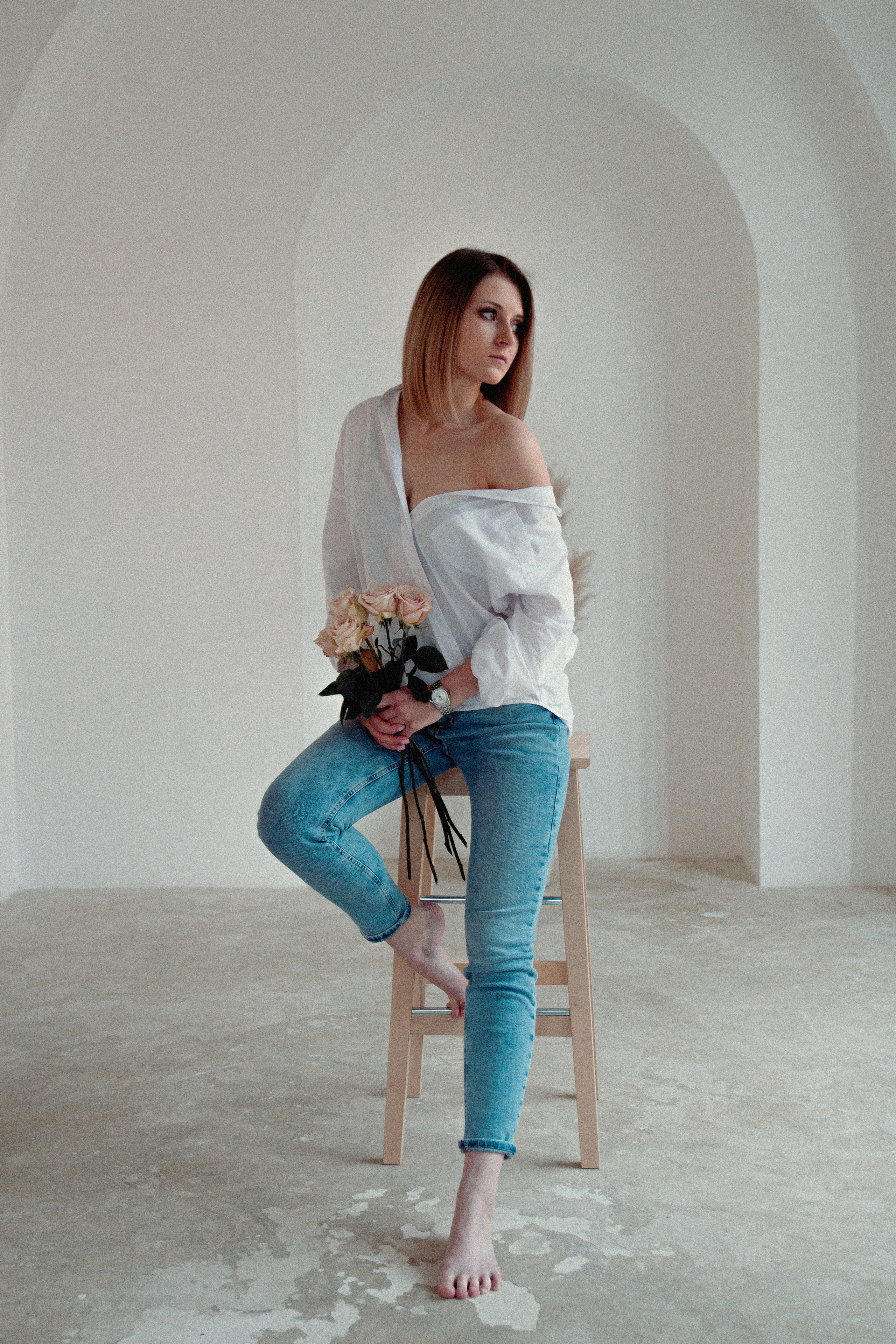 Женский портрет в студии в белой рубашке