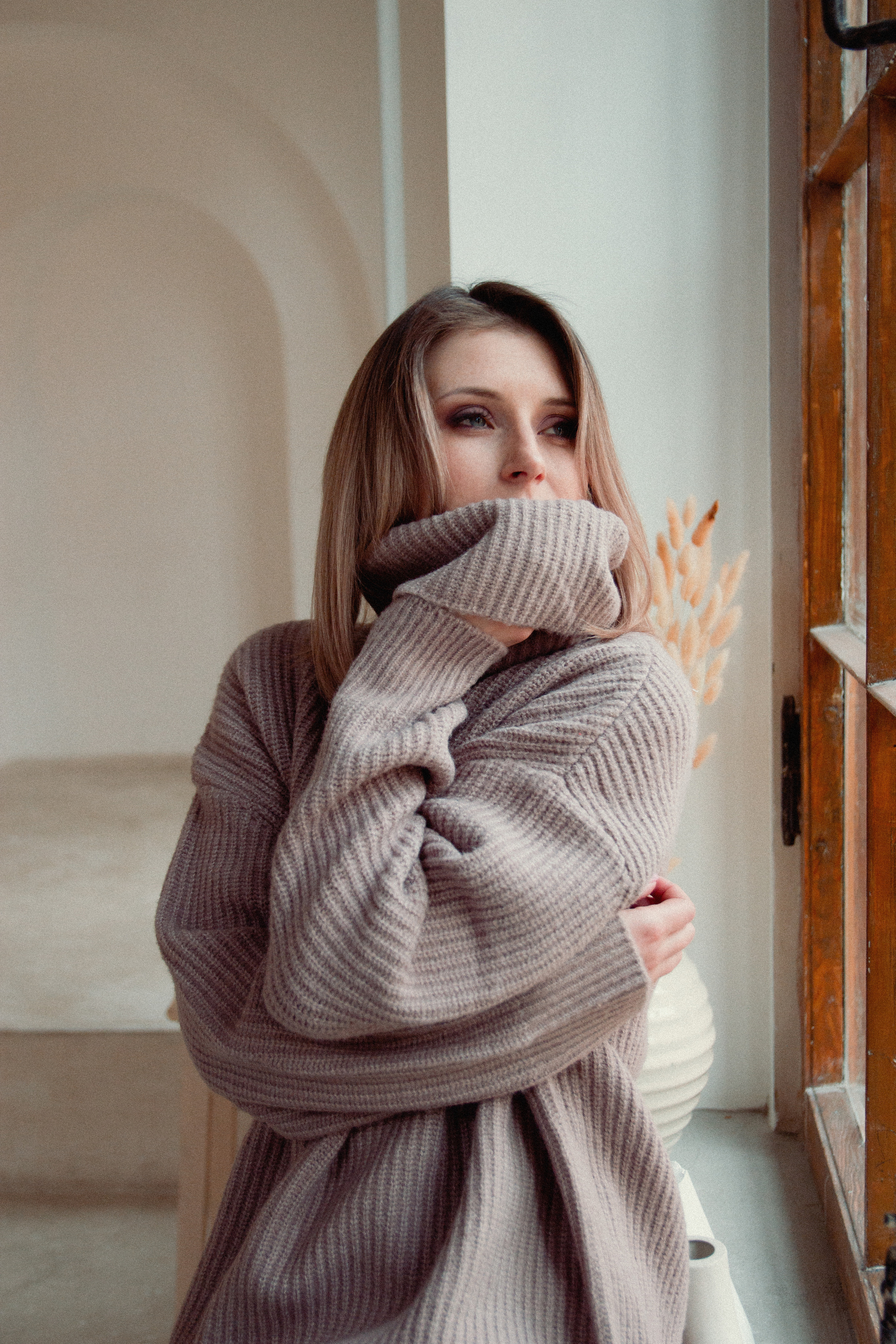 Женский портрет в студии в свитере