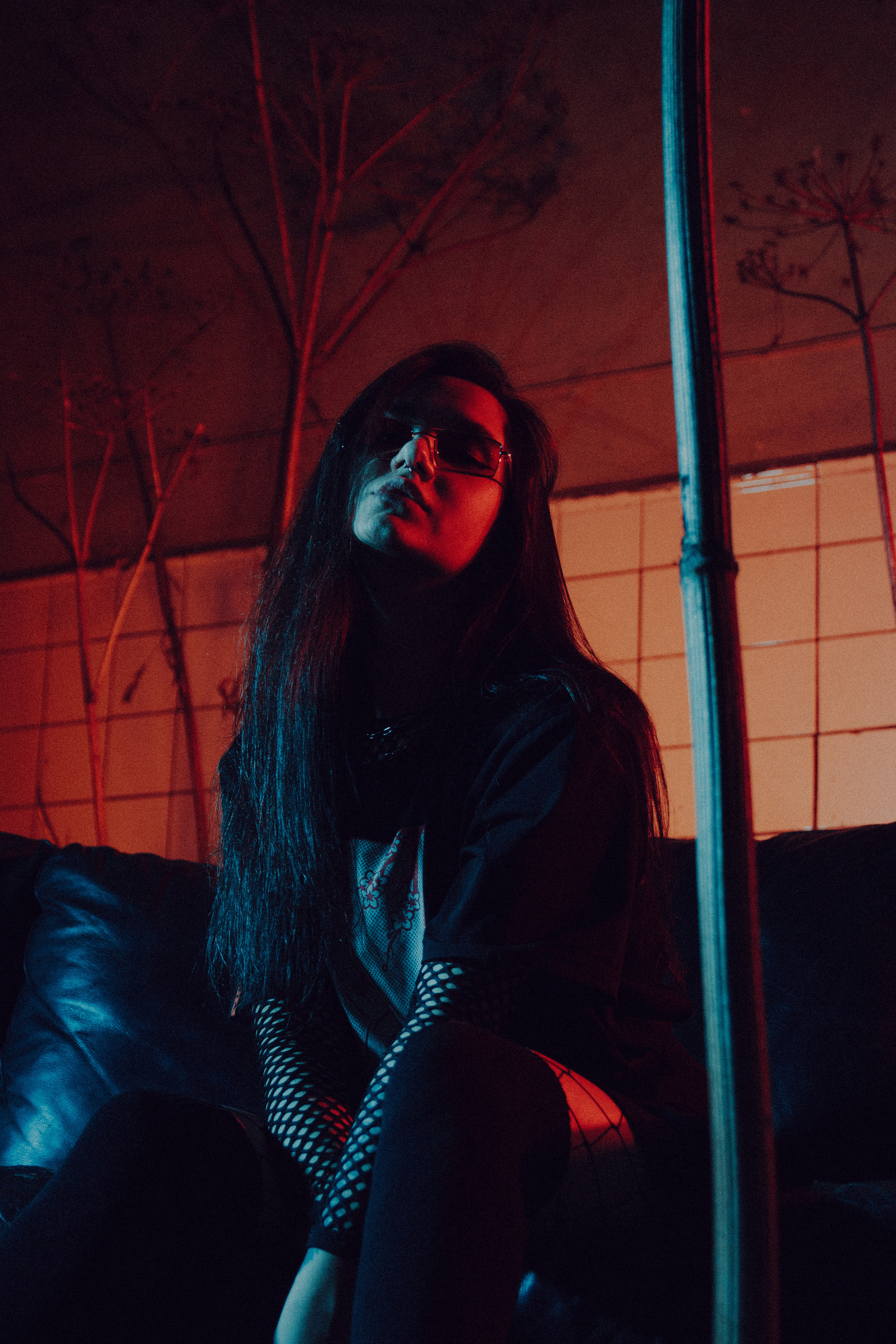 Женский портрет в студии с цветным светом.