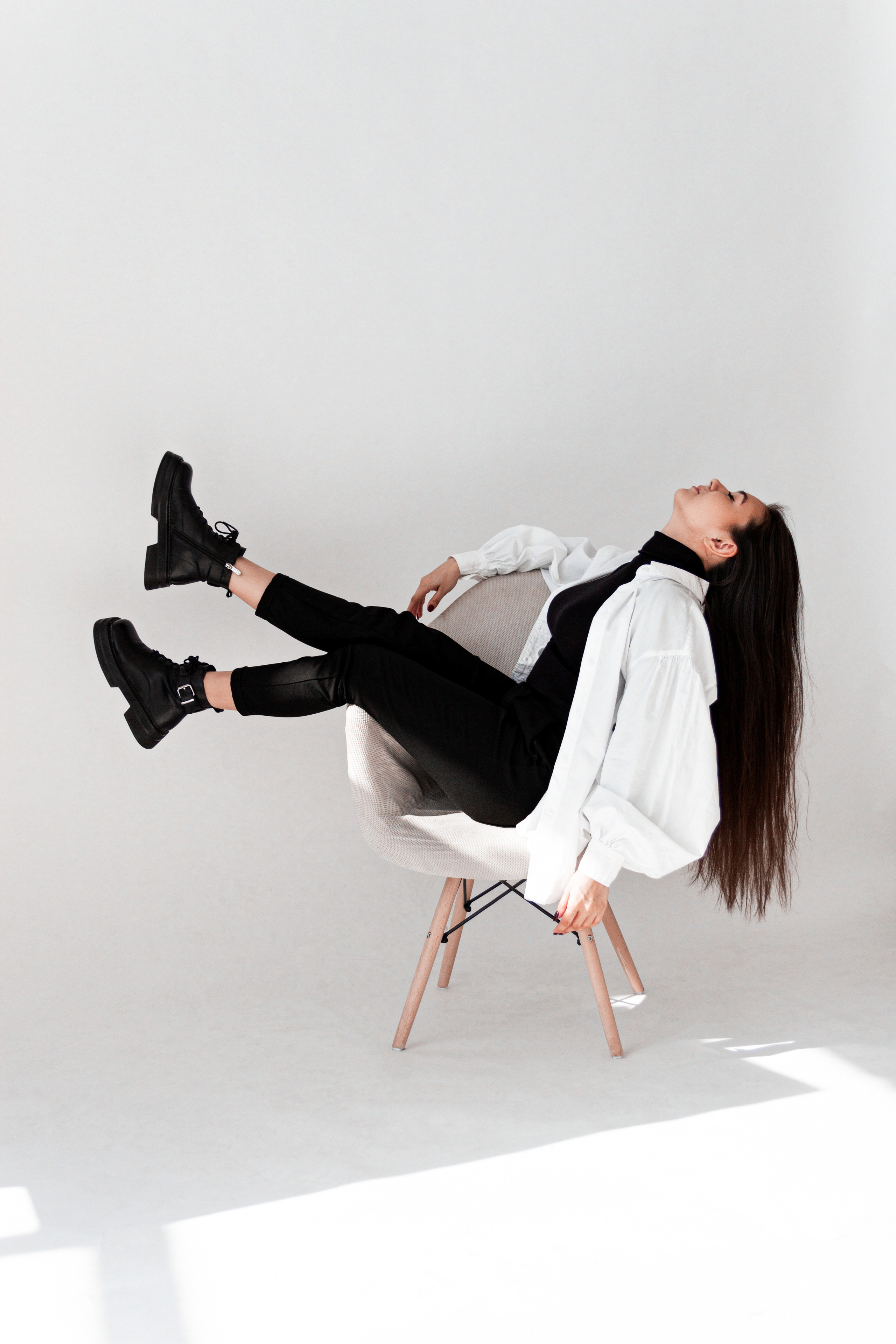 Фотосессия в светлой студии. Девушка в белой рубашке