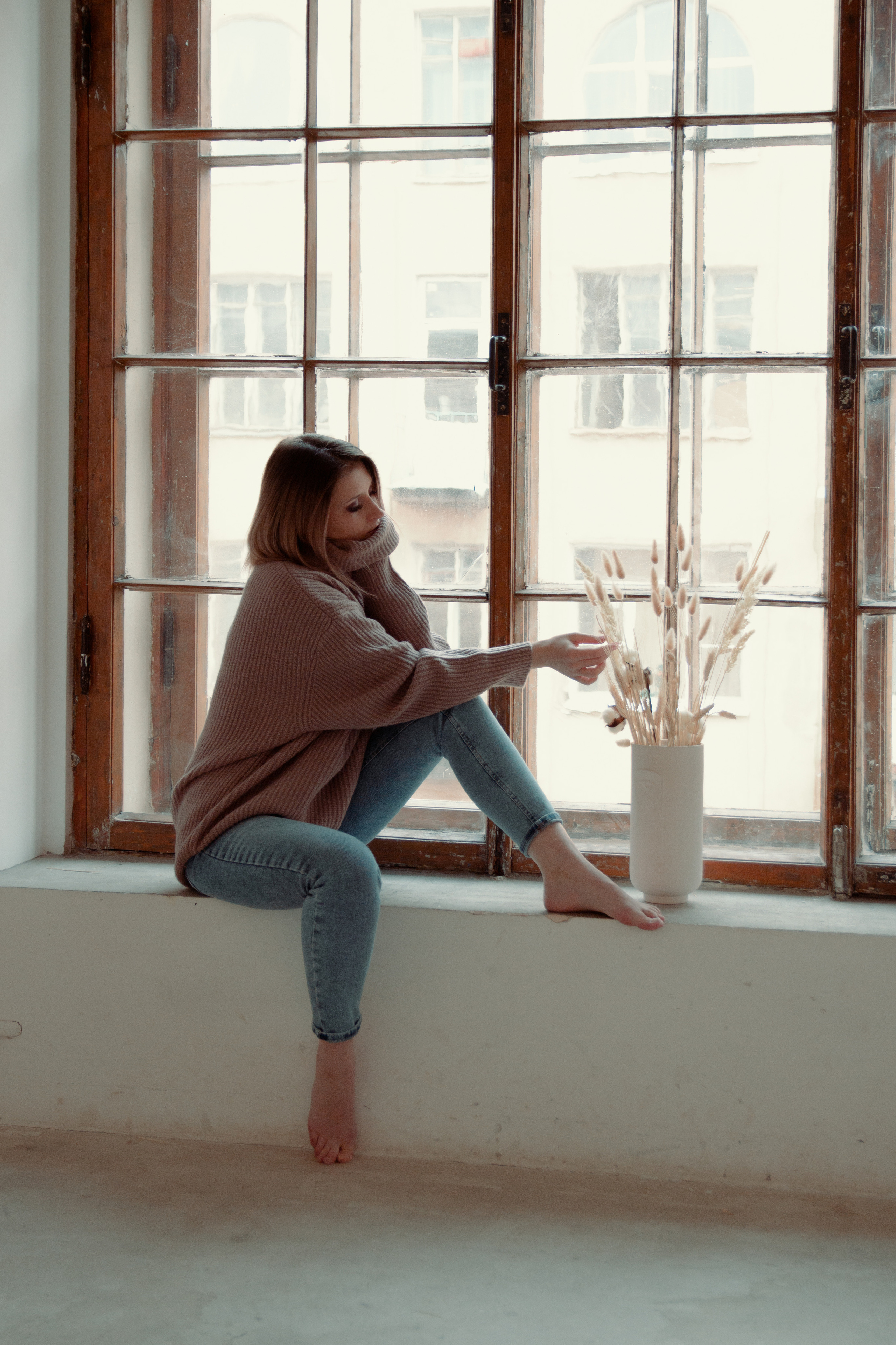 Женский портрет в студии в свитере