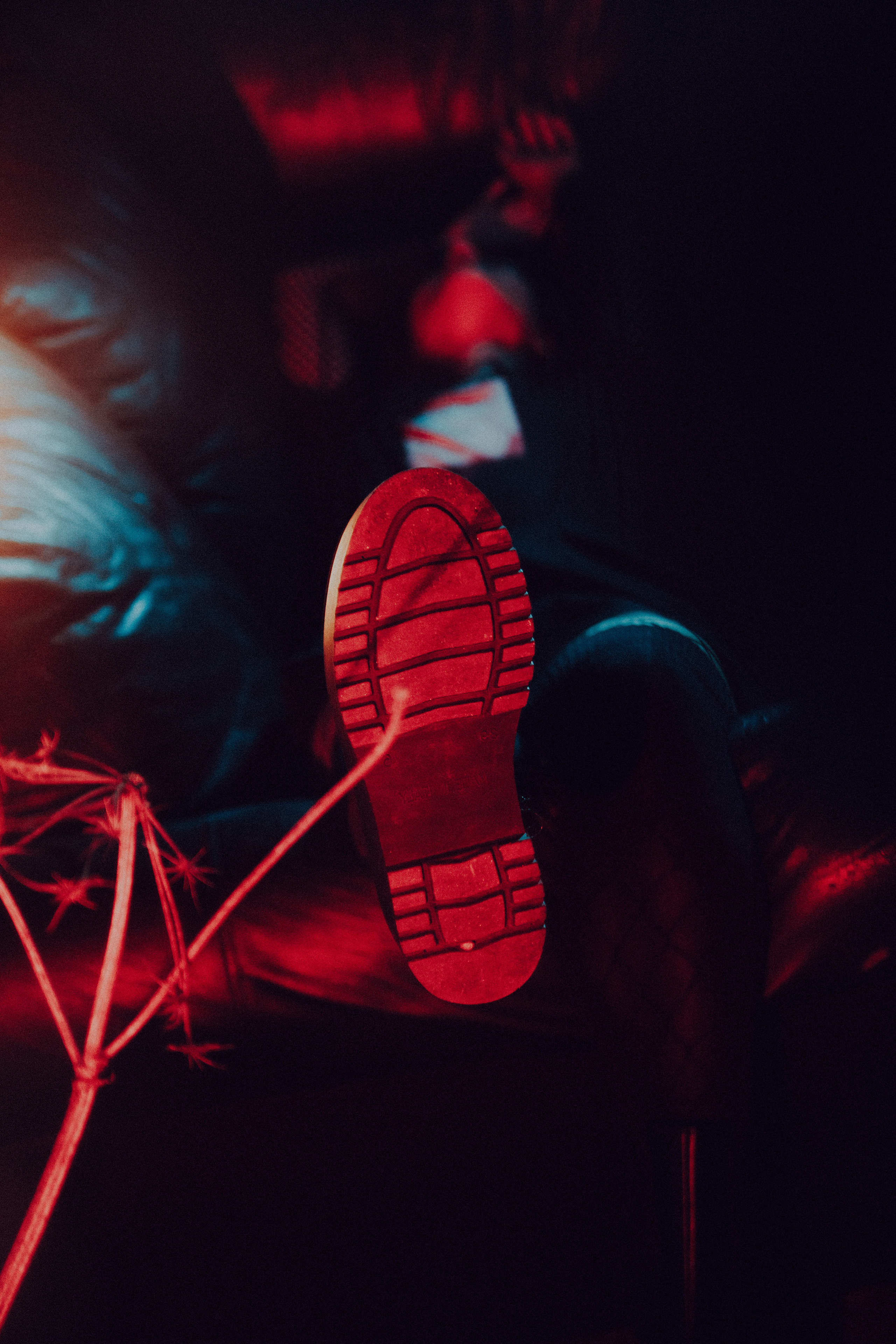 Женский портрет в студии с цветным светом. 