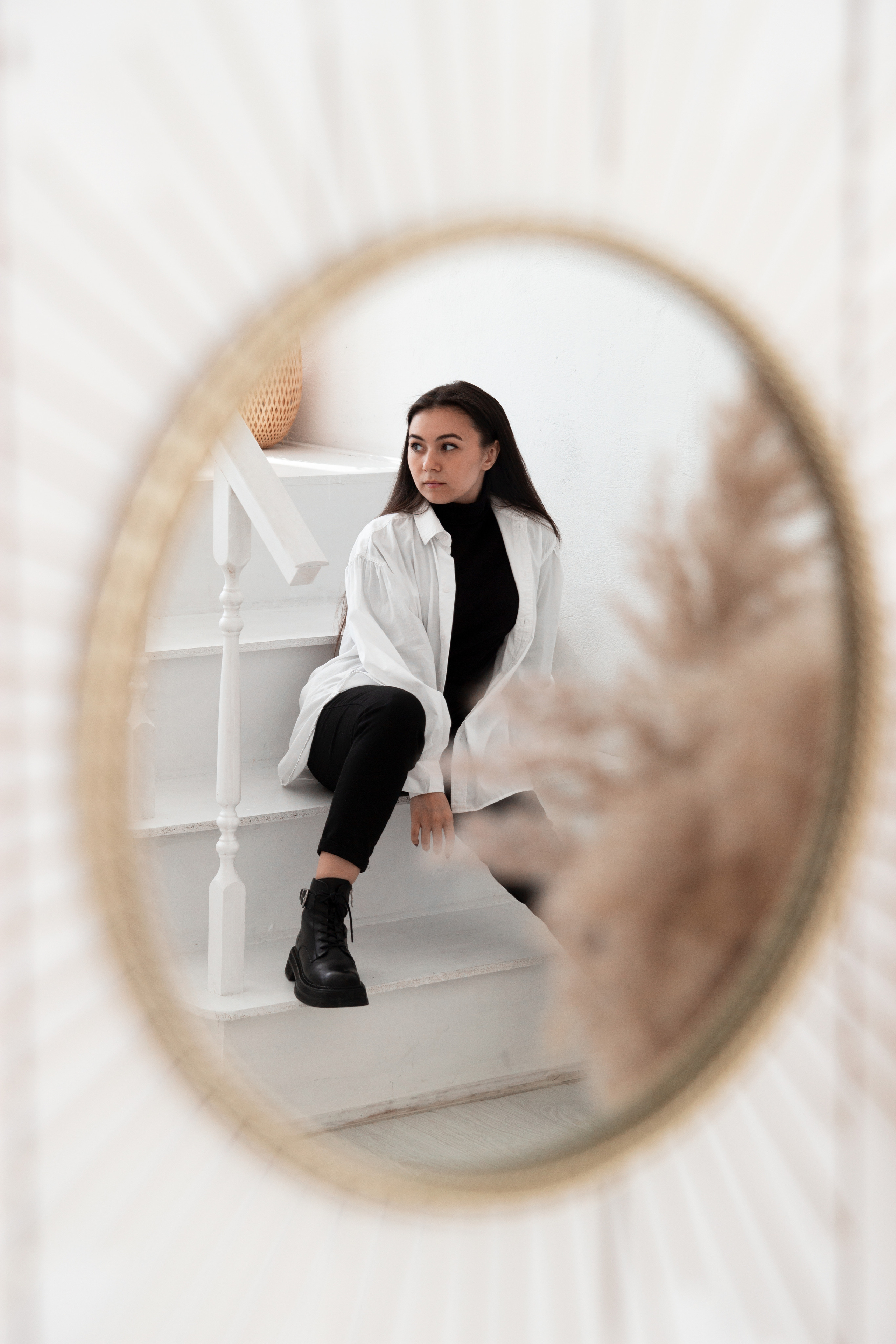 Фотосессия в светлой студии. Девушка в белой рубашке