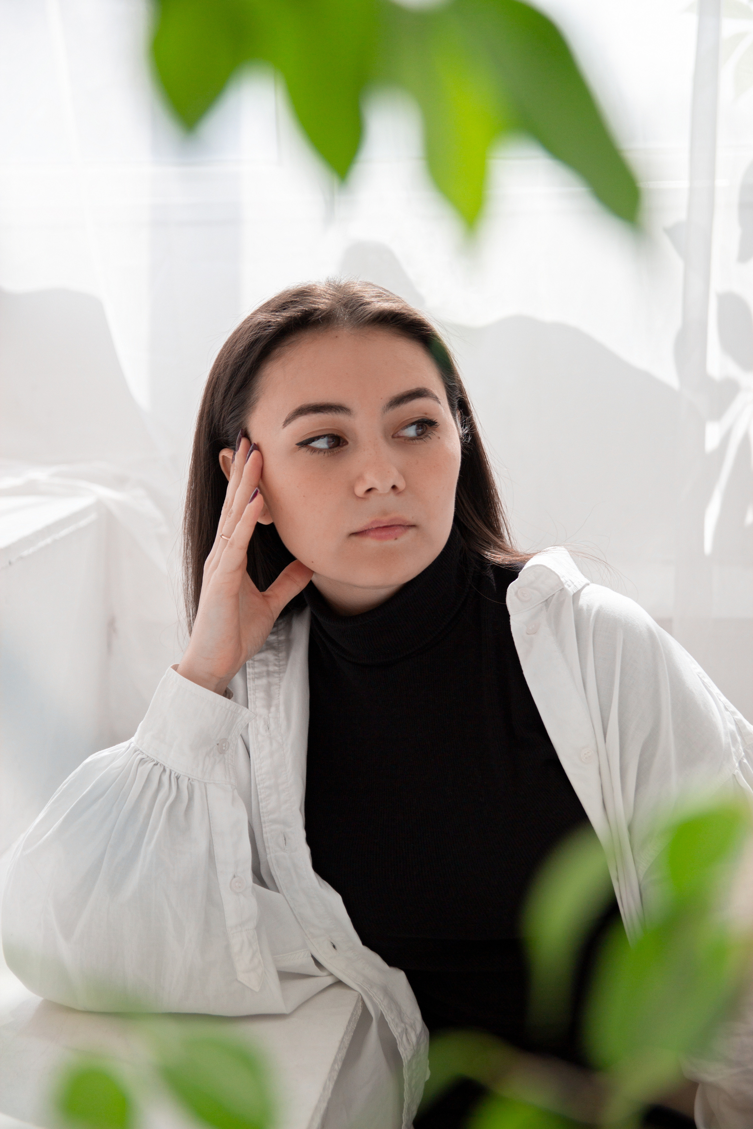 Фотосессия в светлой студии. Девушка в белой рубашке