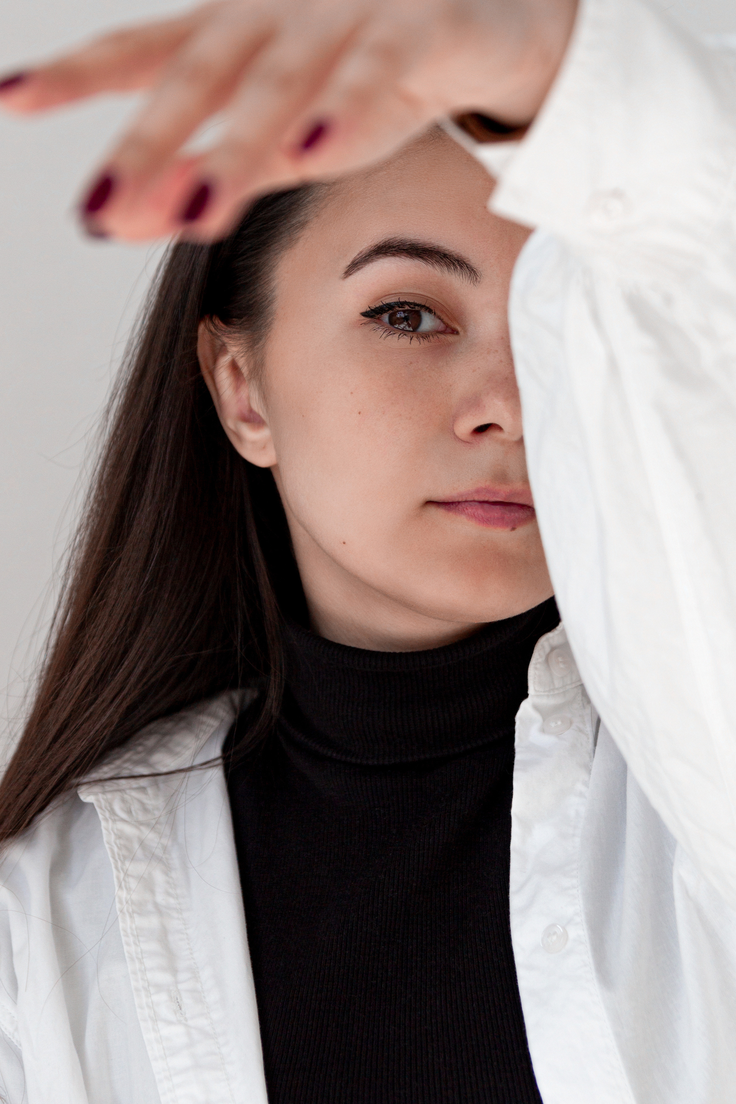 Фотосессия в светлой студии. Девушка в белой рубашке