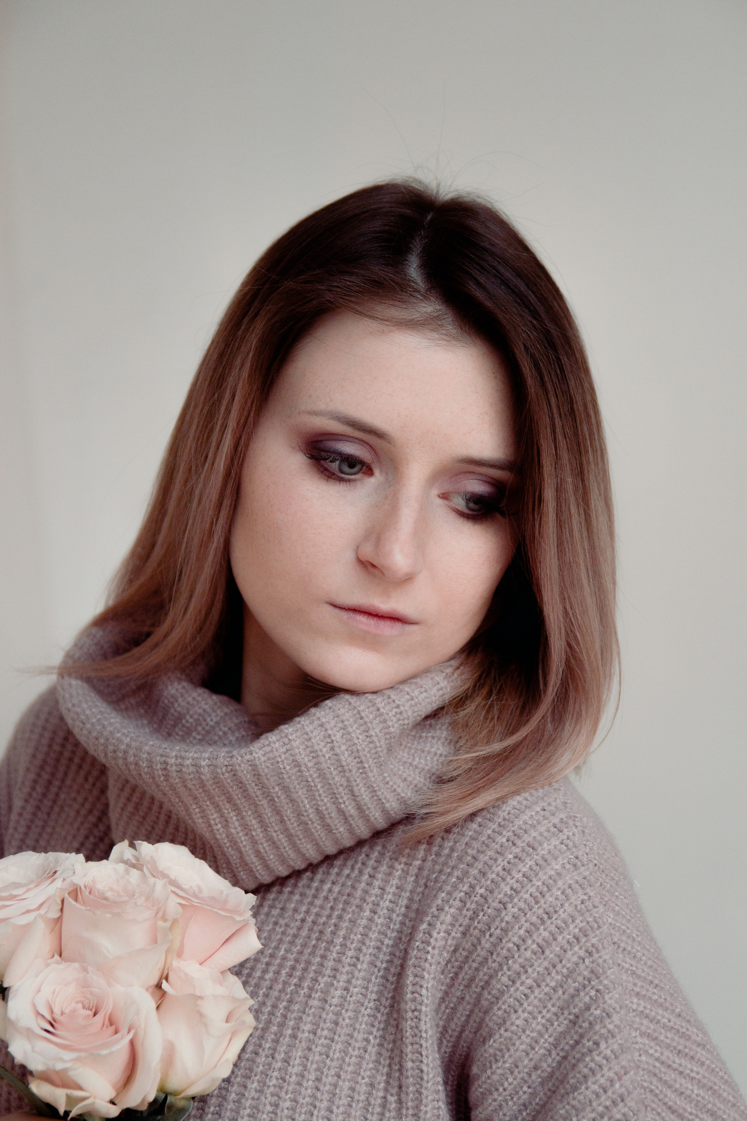 Женский портрет в студии в свитере