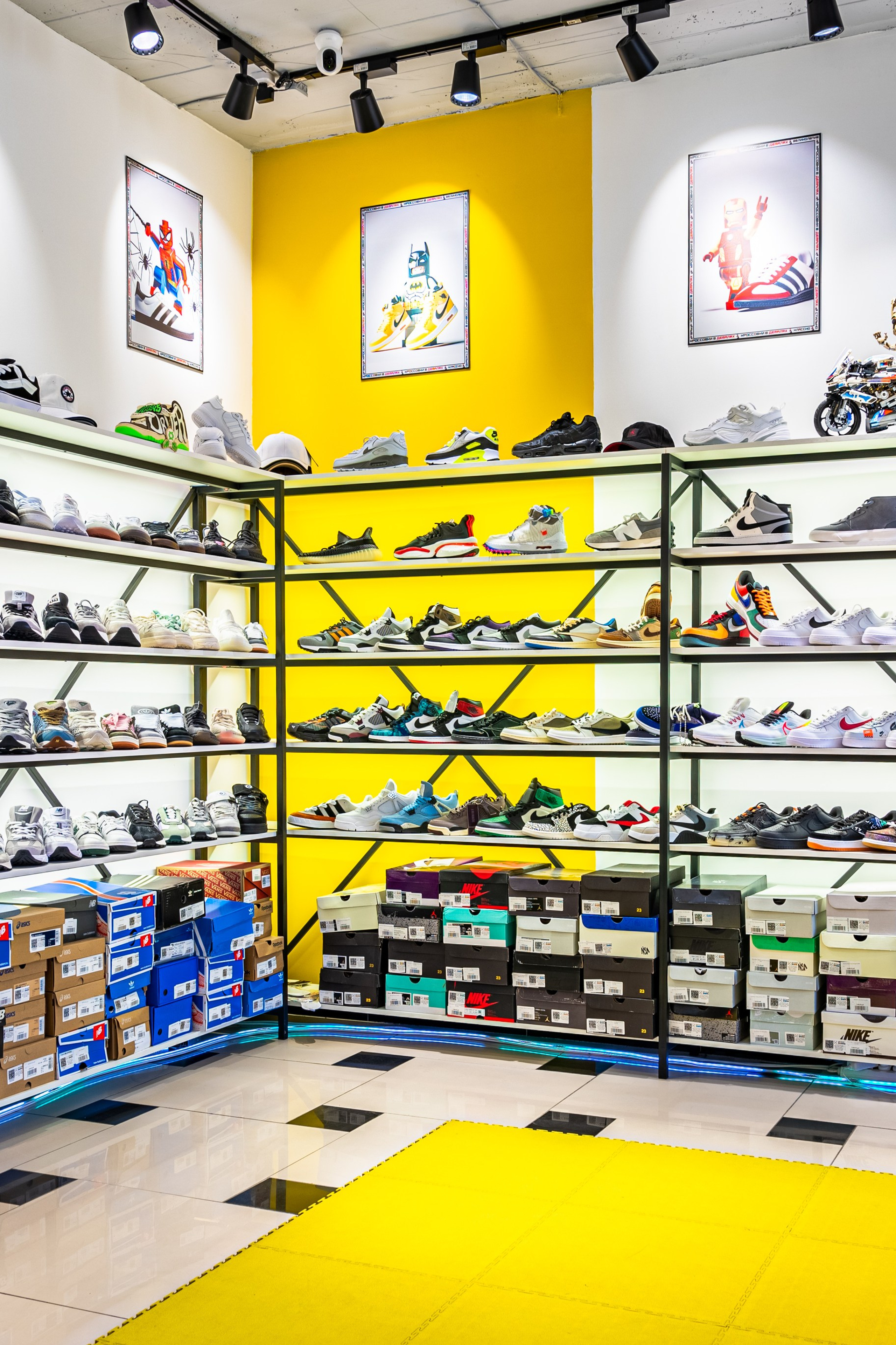 Интерьер. Магазин кроссовок