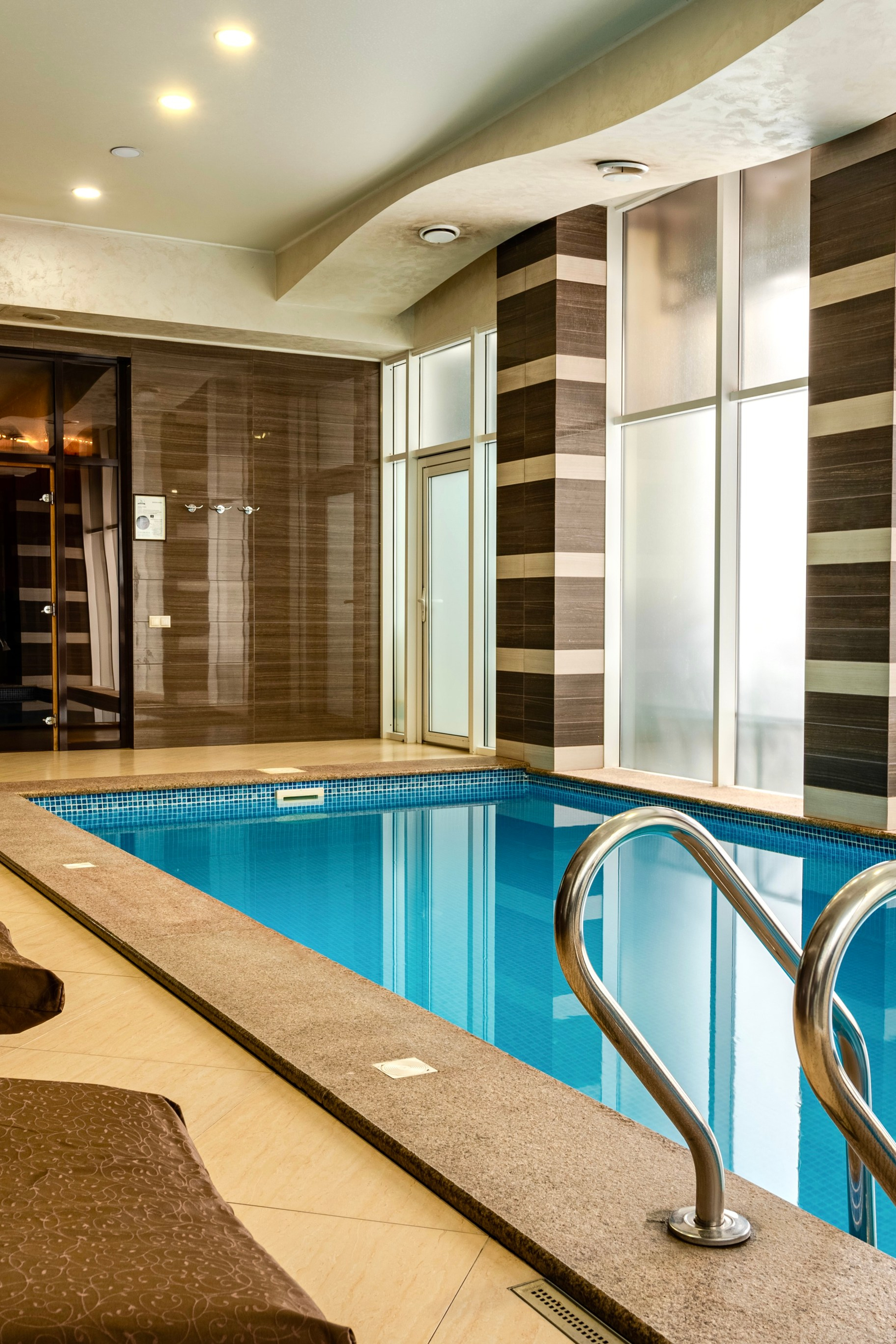 Интерьер. Отель бассейн и ресторан