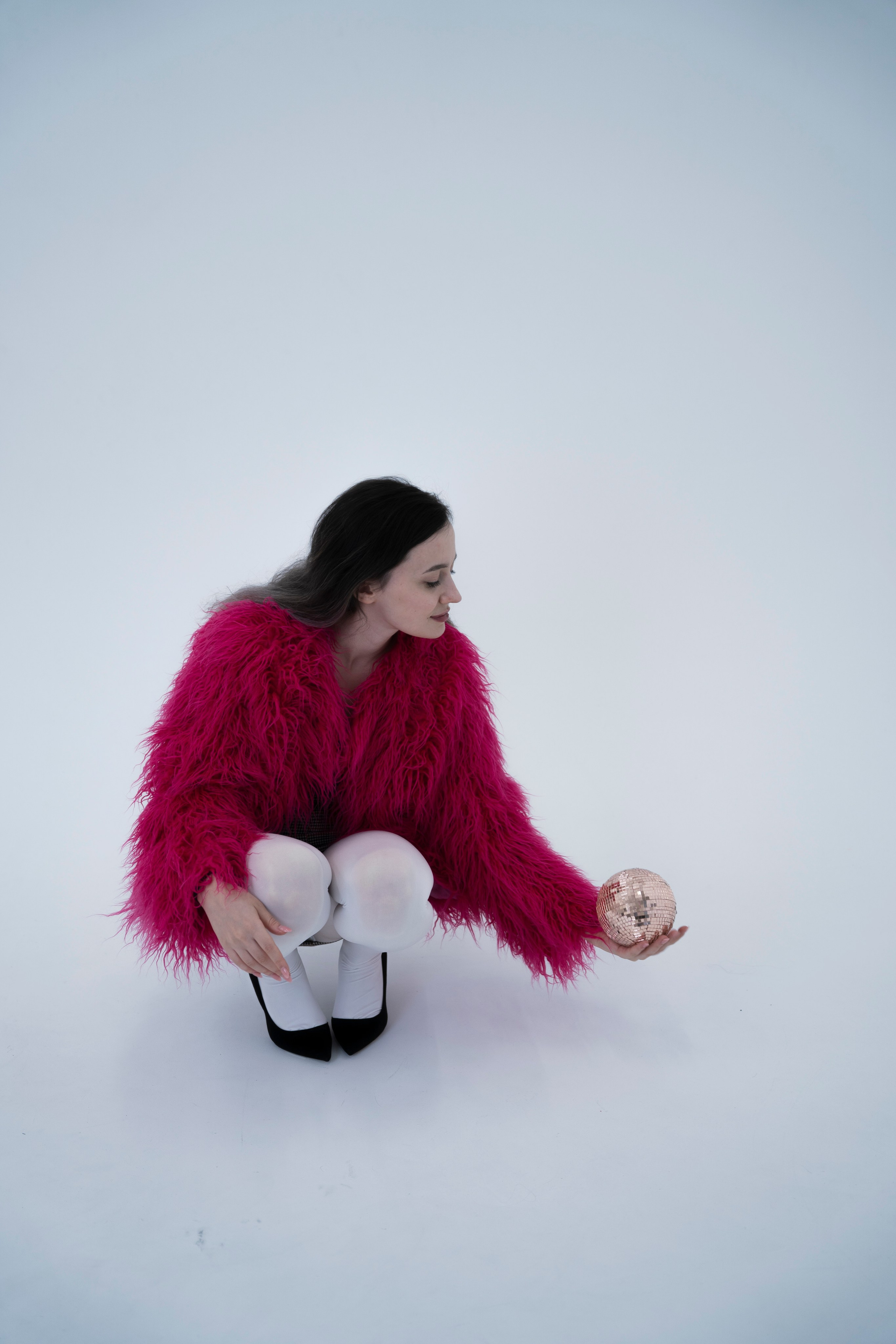 ДЕВОЧКА НА ШАРЕ