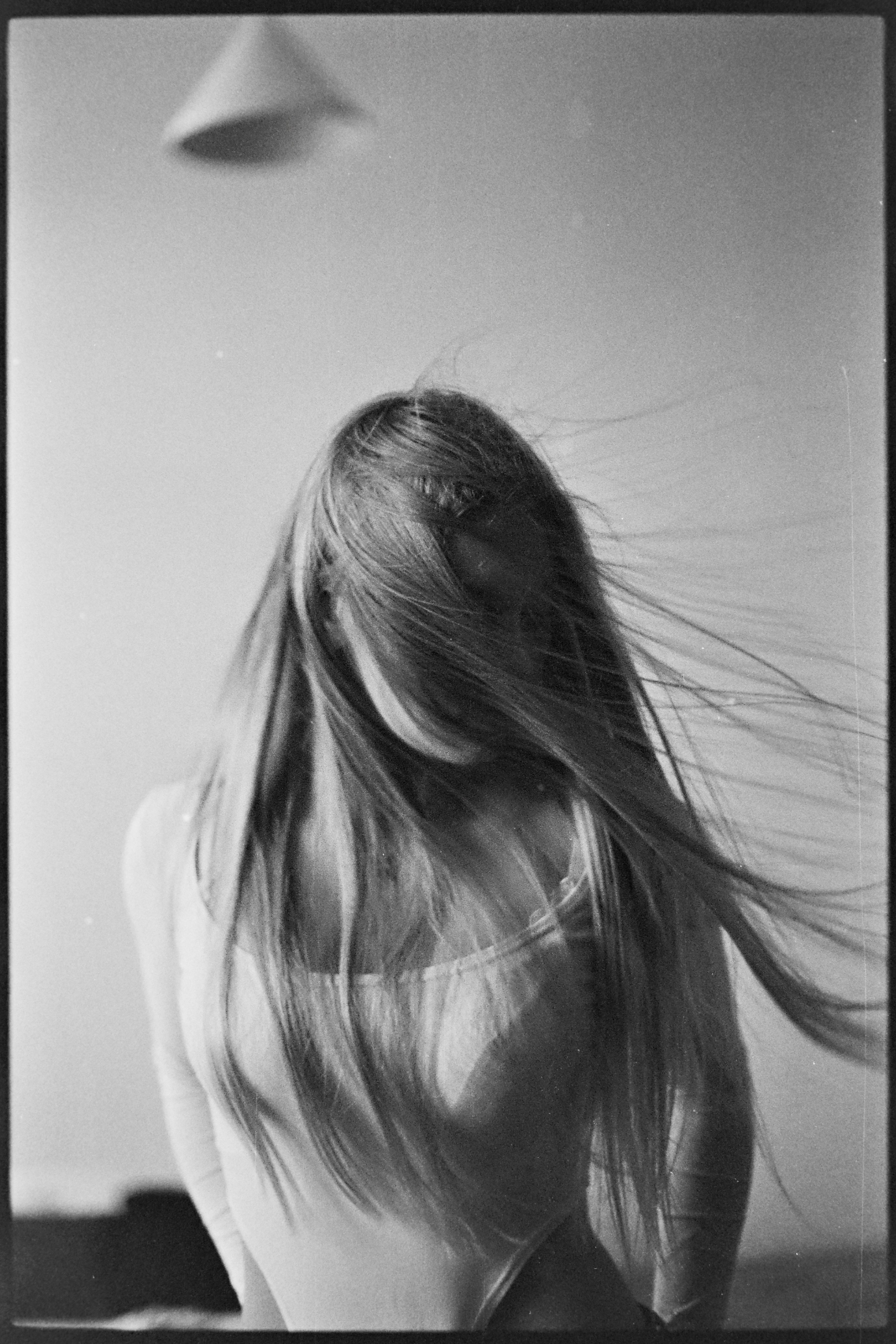 Минималистичная студийная фотосессия в красном образе