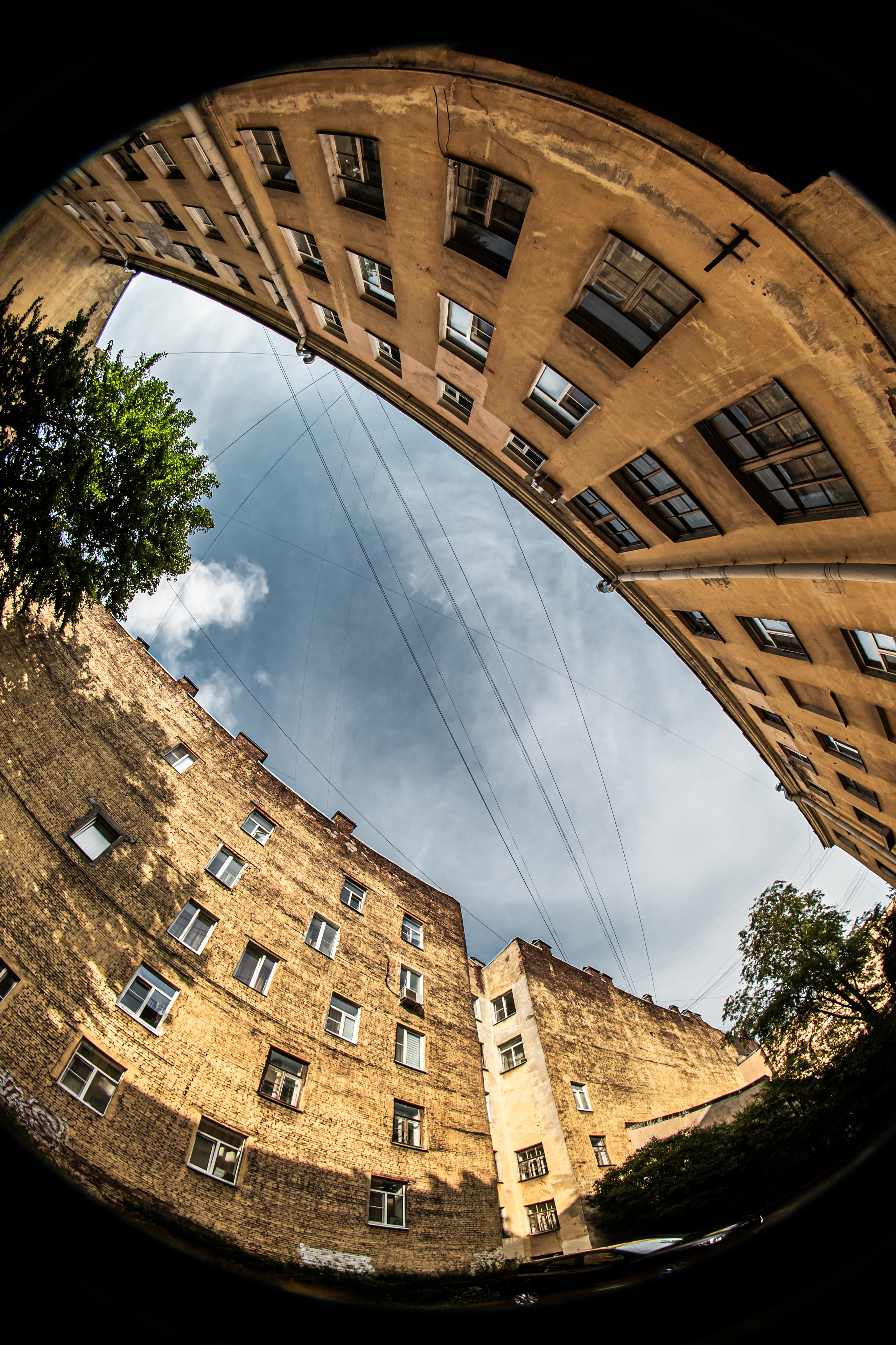 ДВОРЫ СПБ — ЦЕНТР