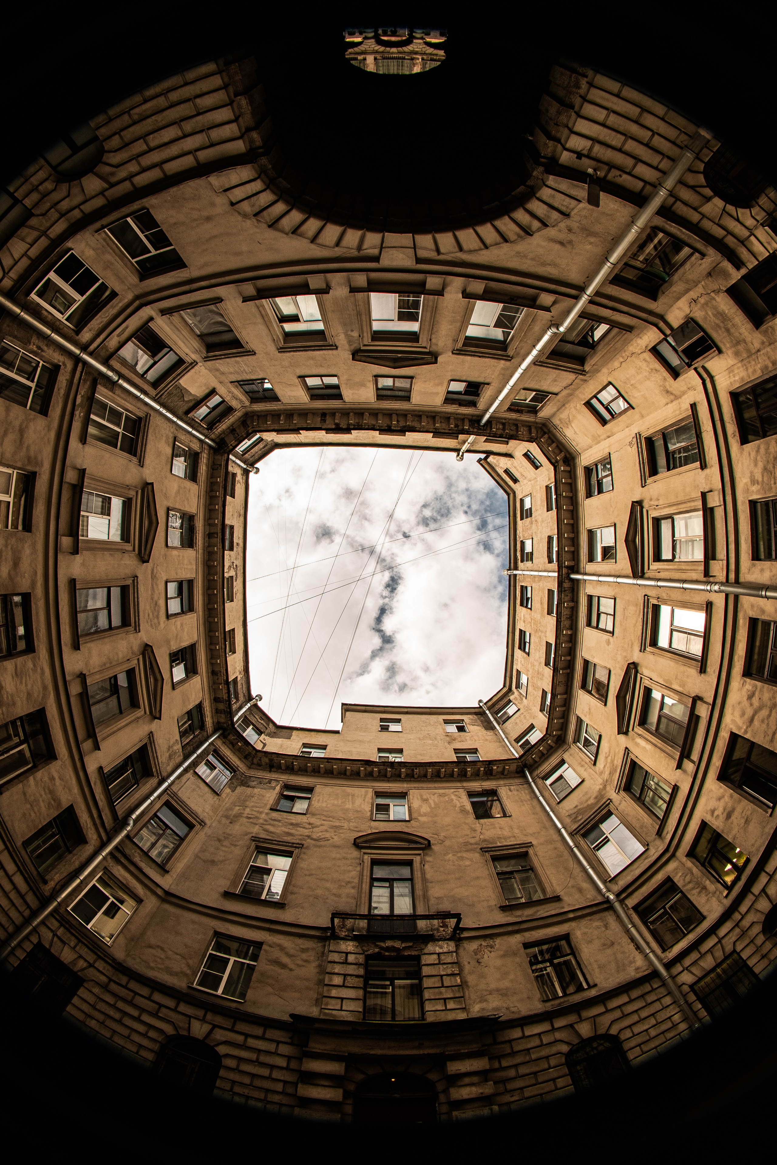ДВОРЫ СПБ — ПЕТРОГРАД
