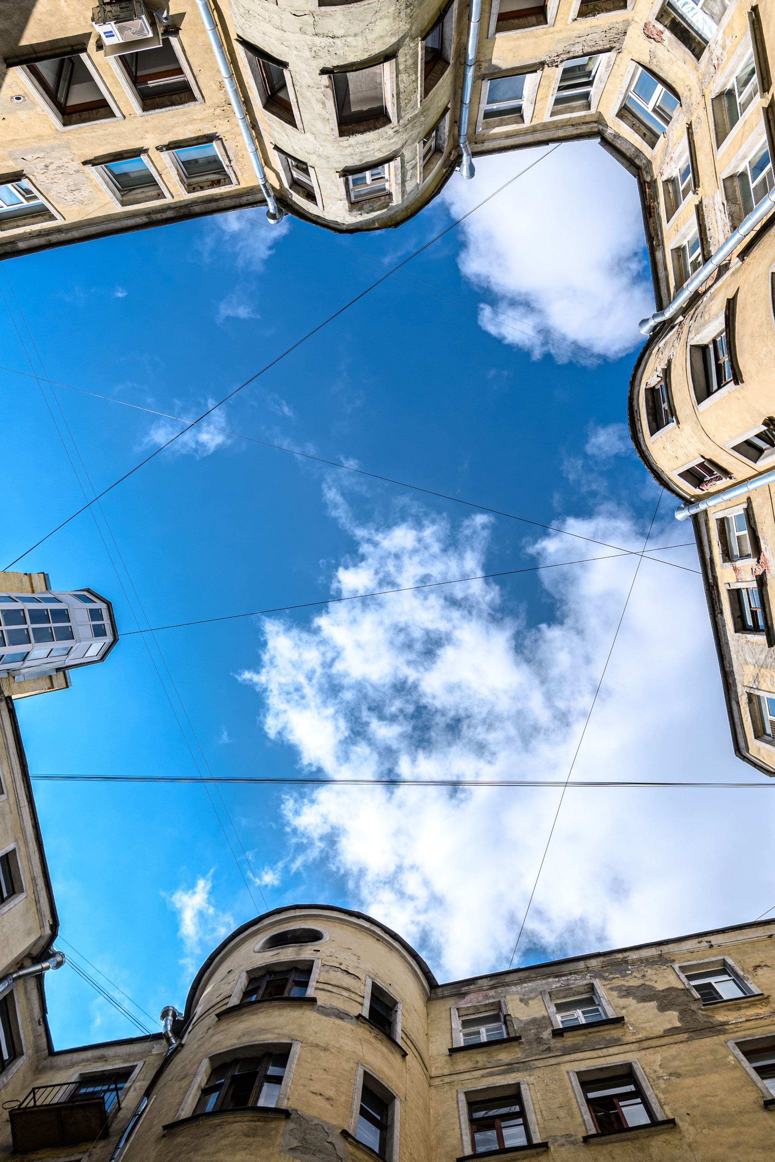 ДВОРЫ СПБ — ПЕТРОГРАД
