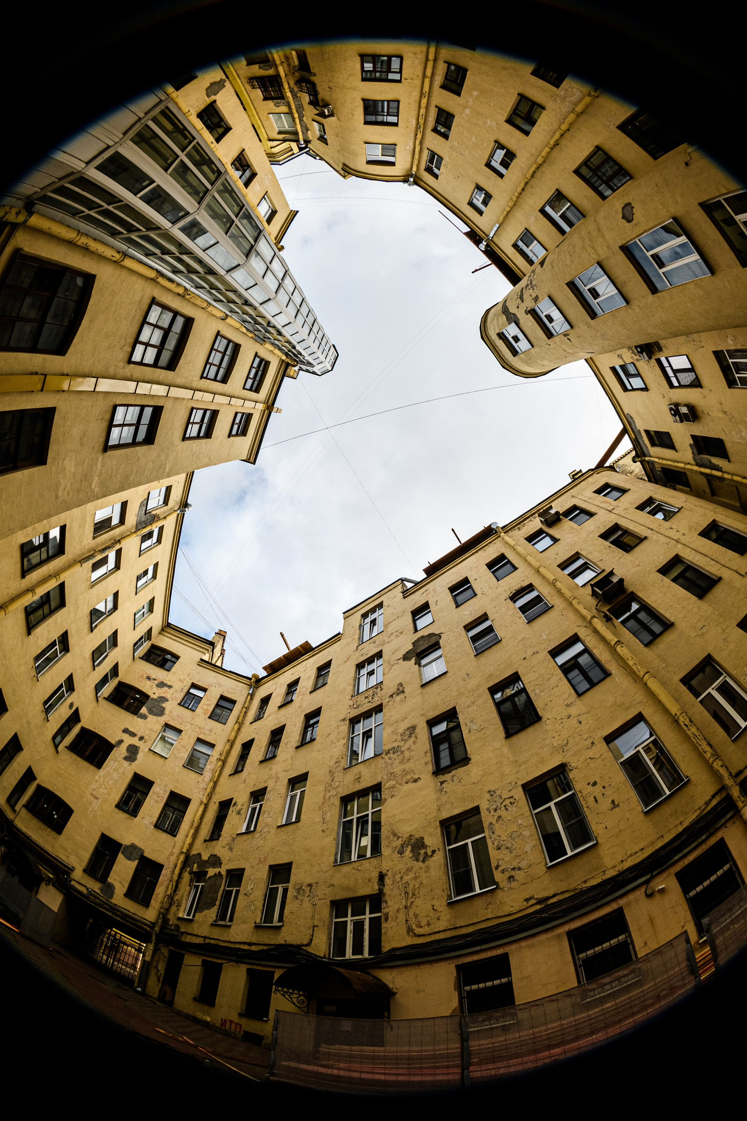 ДВОРЫ СПБ — ПЕТРОГРАД