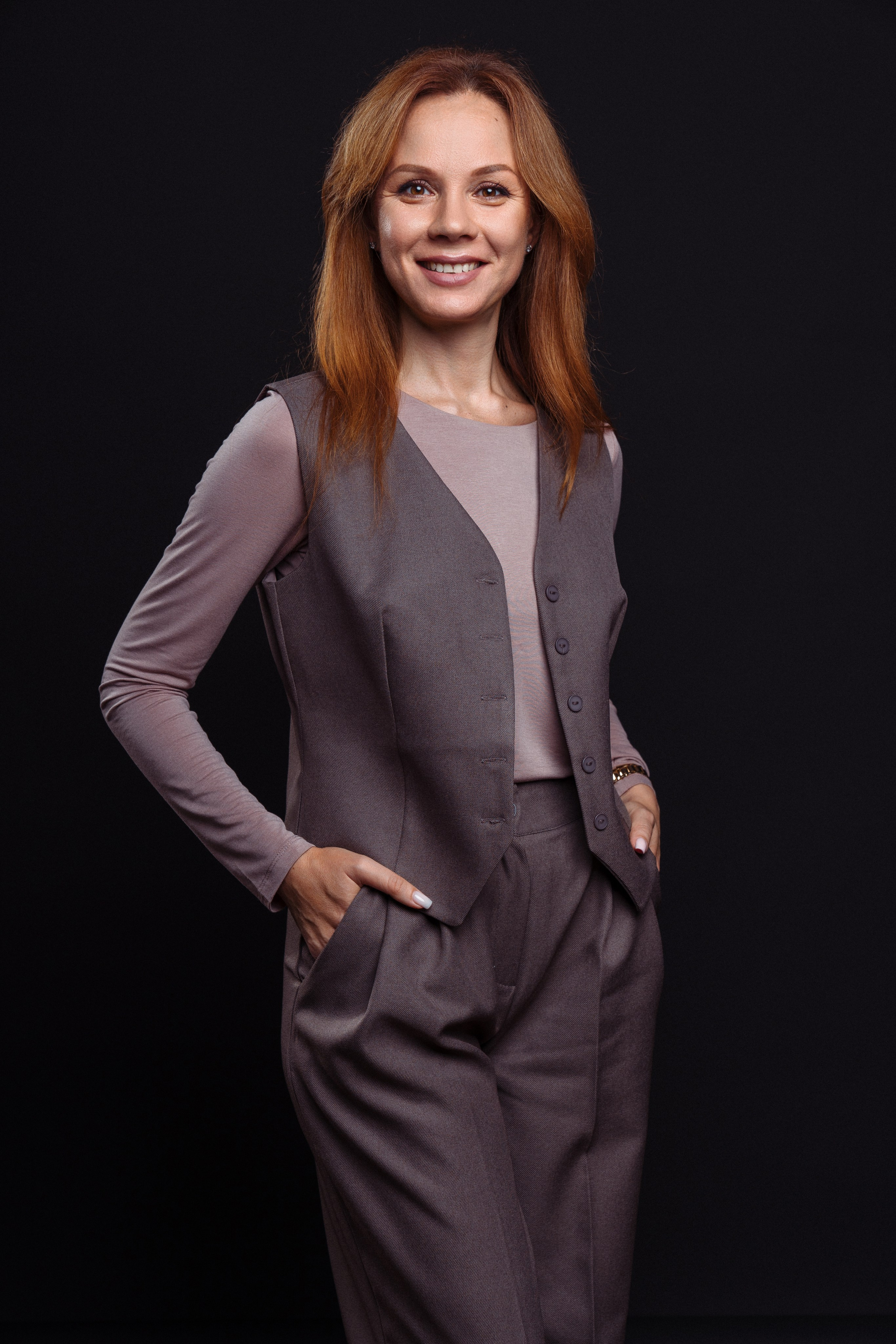Женский деловой портрет в фотостудии