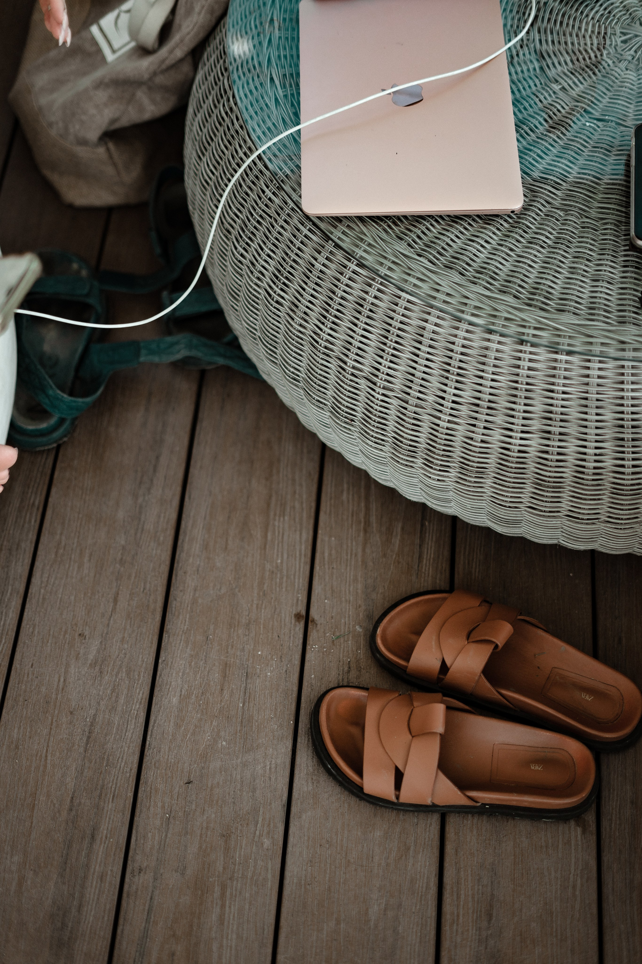 лето. бассейн. девушки