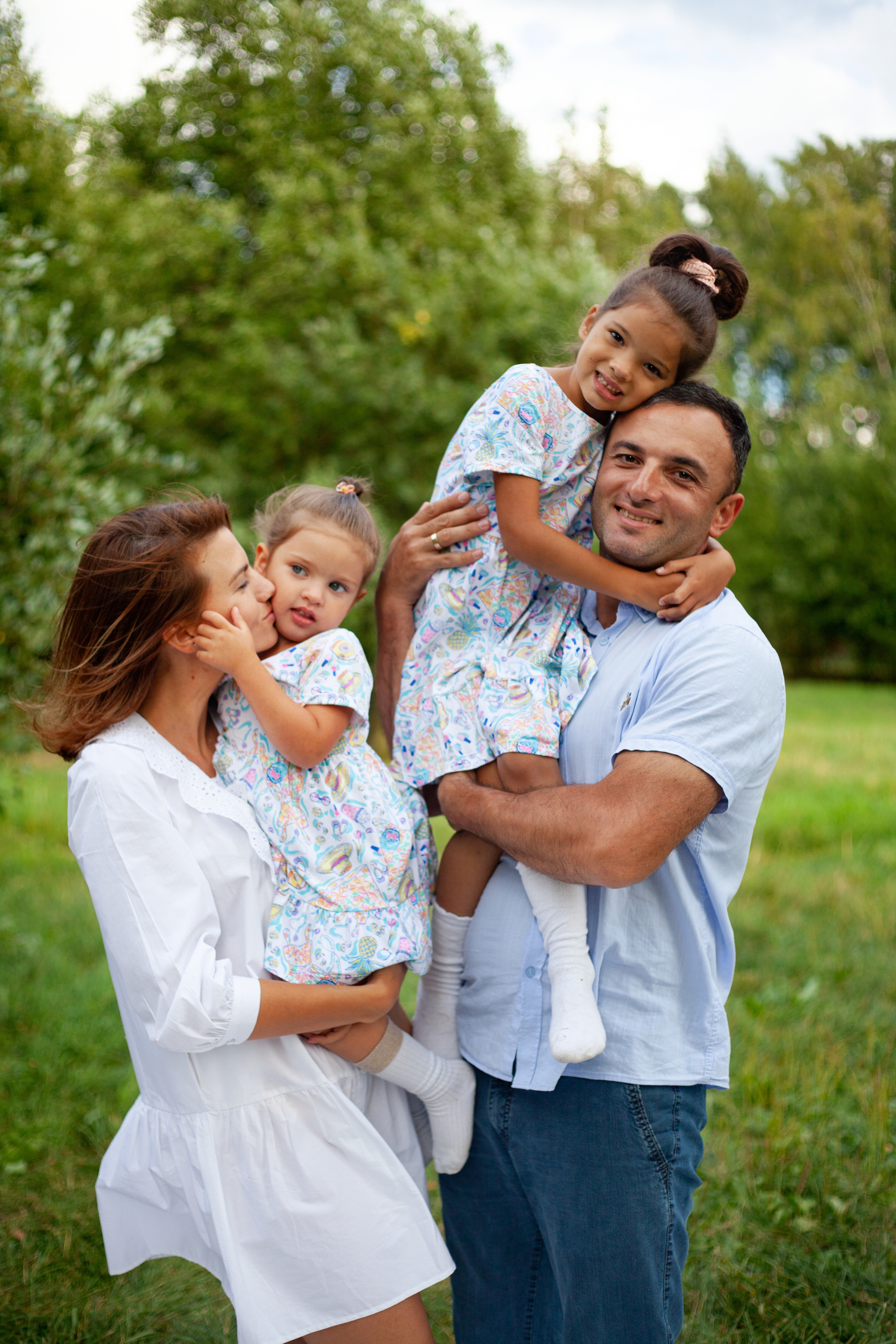 Семейный пикник у дома