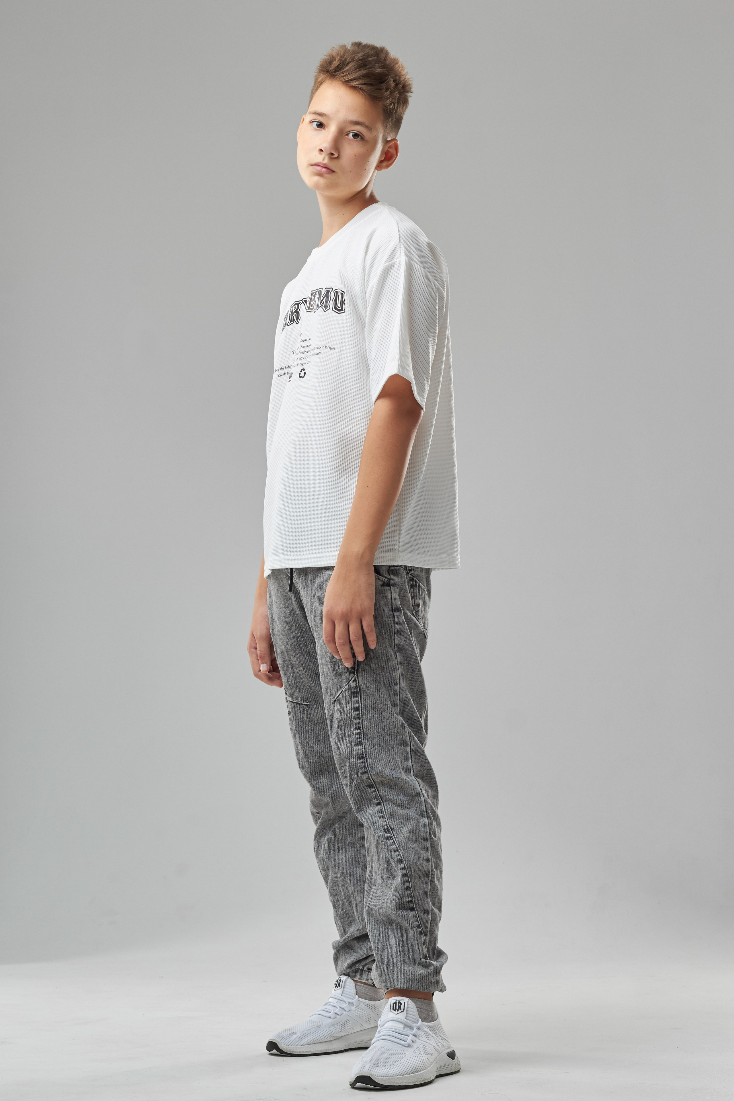 Футболка — Лев. Фото для маркетплейсов в самых сочных локациях города Сочи