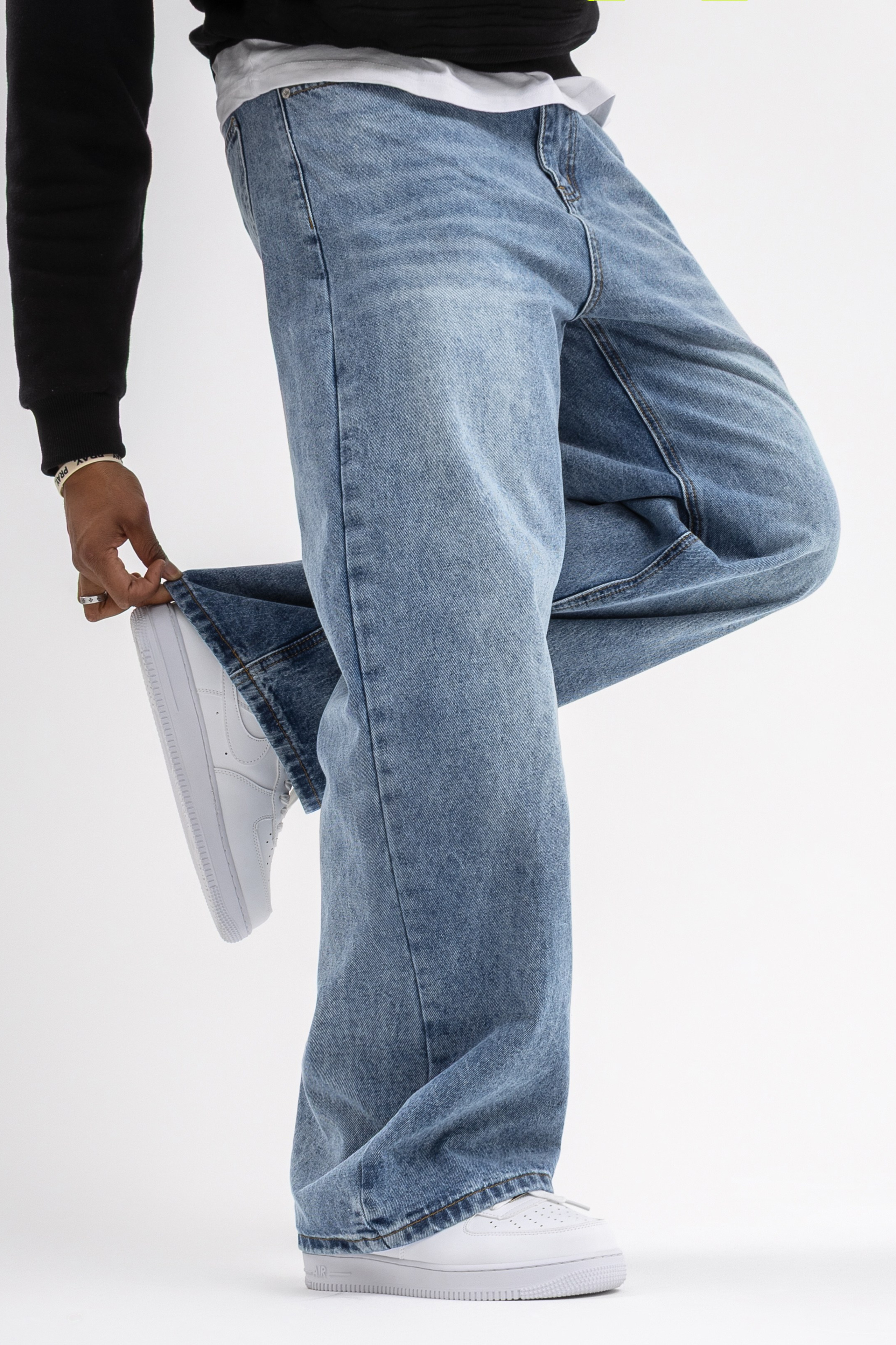 Джинсы. Фото для маркетплейсов в самых сочных локациях города Сочи