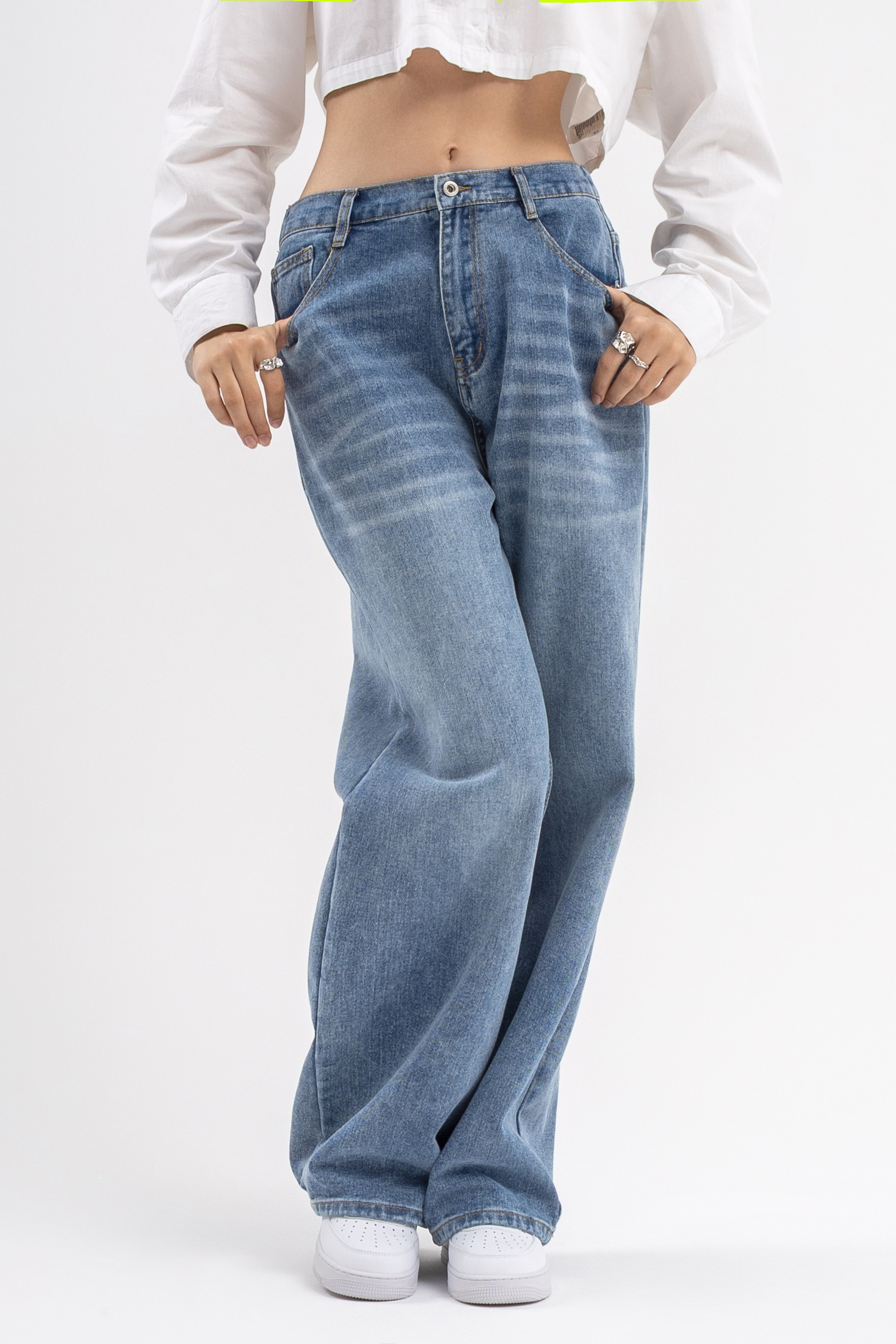 Джинсы. Фото для маркетплейсов в самых сочных локациях города Сочи