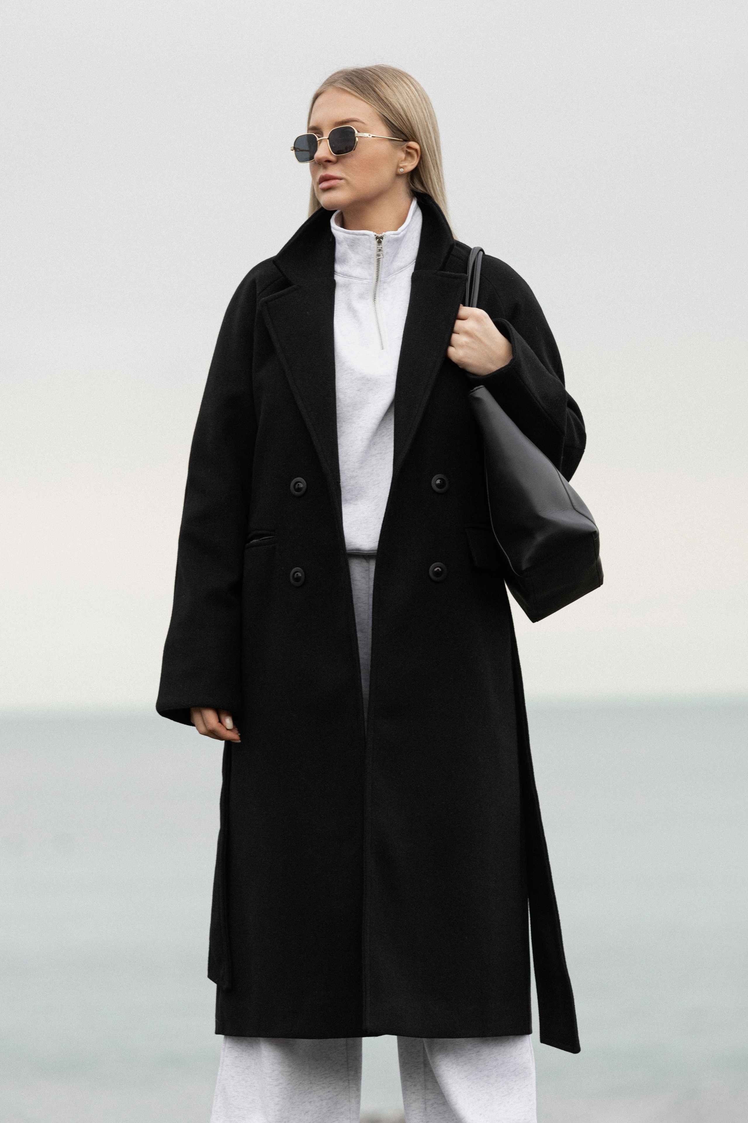 Пальто. Фото для маркетплейсов в самых сочных локациях города Сочи