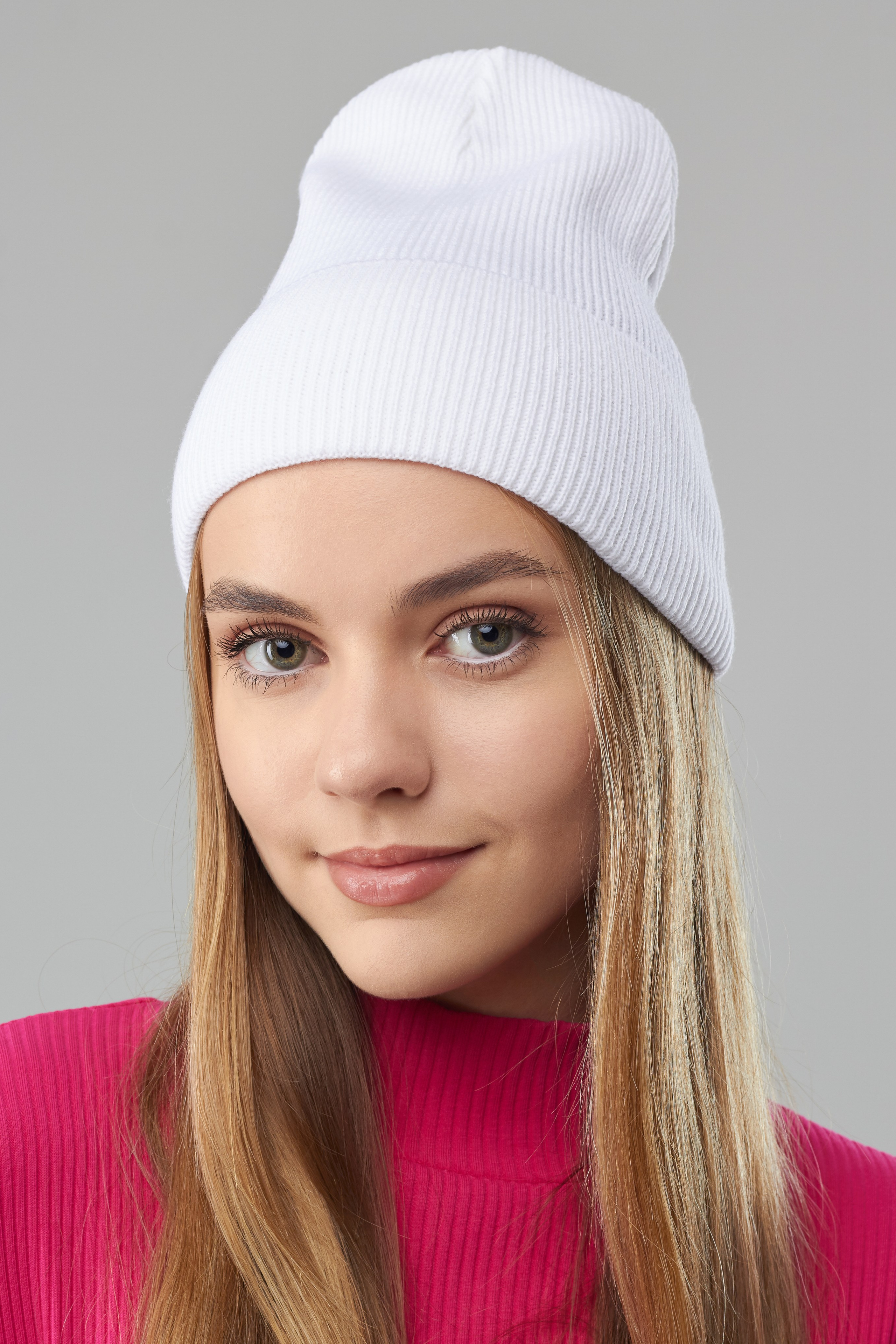 Шапки — Полина. Фото для маркетплейсов в самых сочных локациях города Сочи