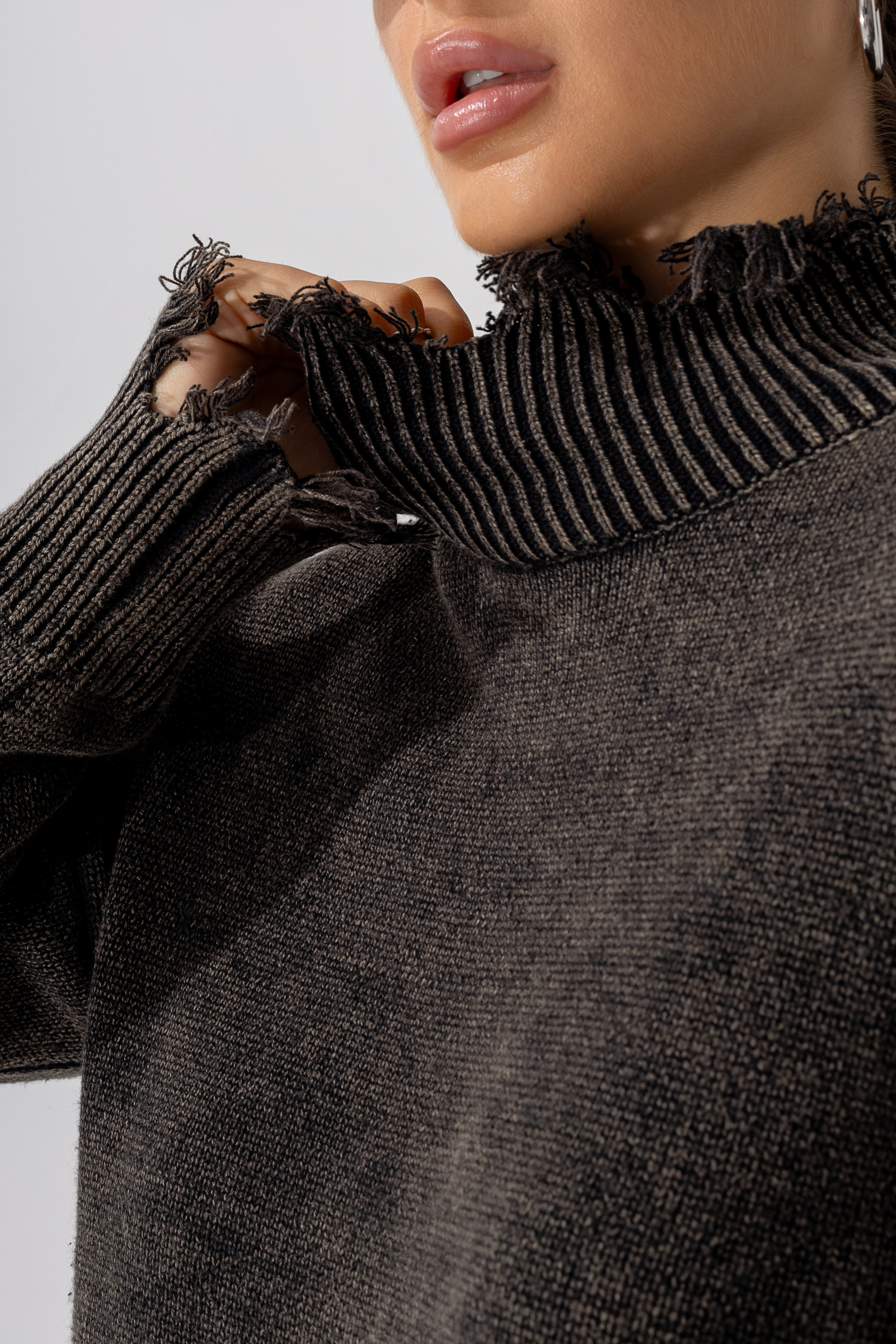 Свитер — Карина. Фото для маркетплейсов в самых сочных локациях города Сочи