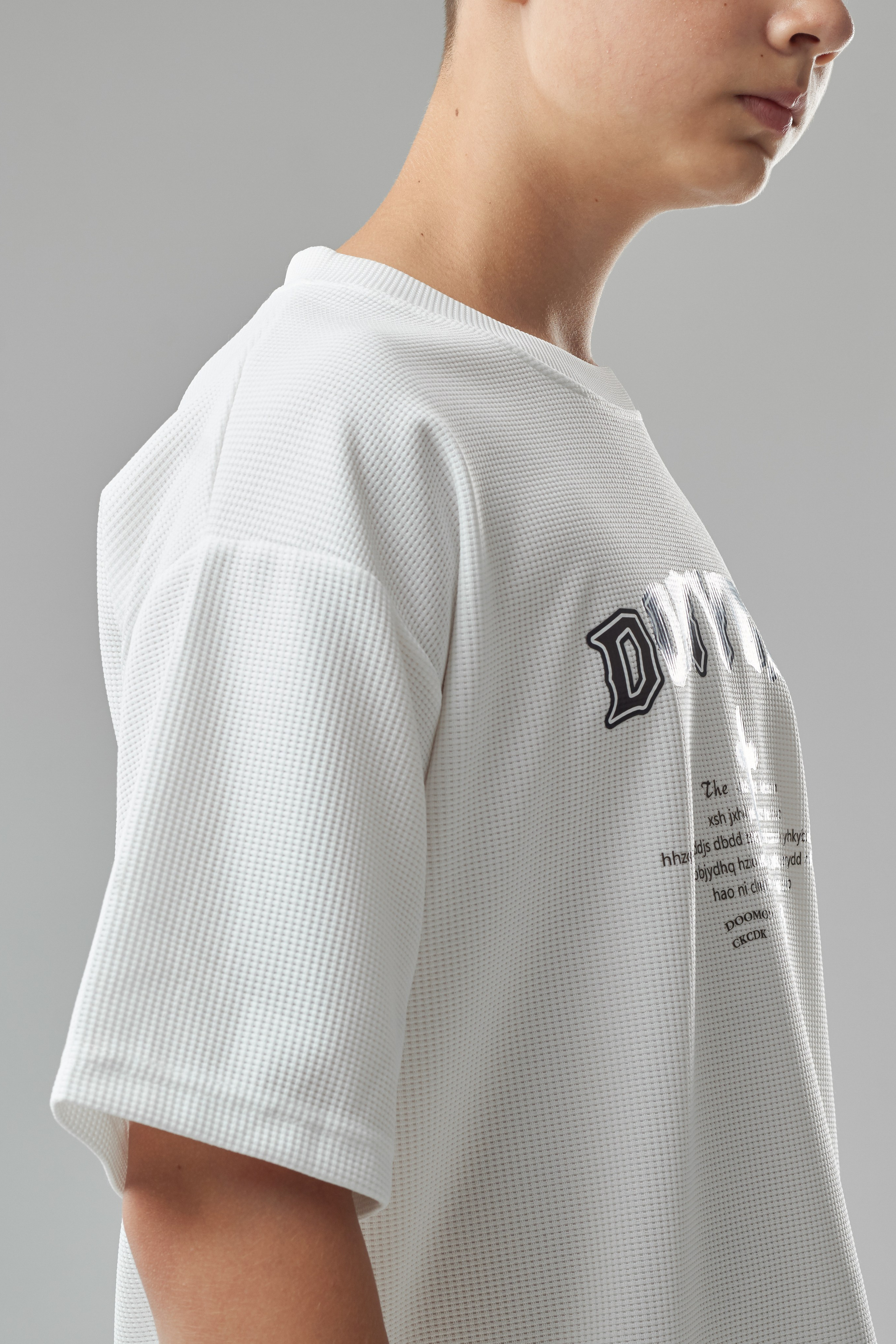 Футболка — Лев. Фото для маркетплейсов в самых сочных локациях города Сочи