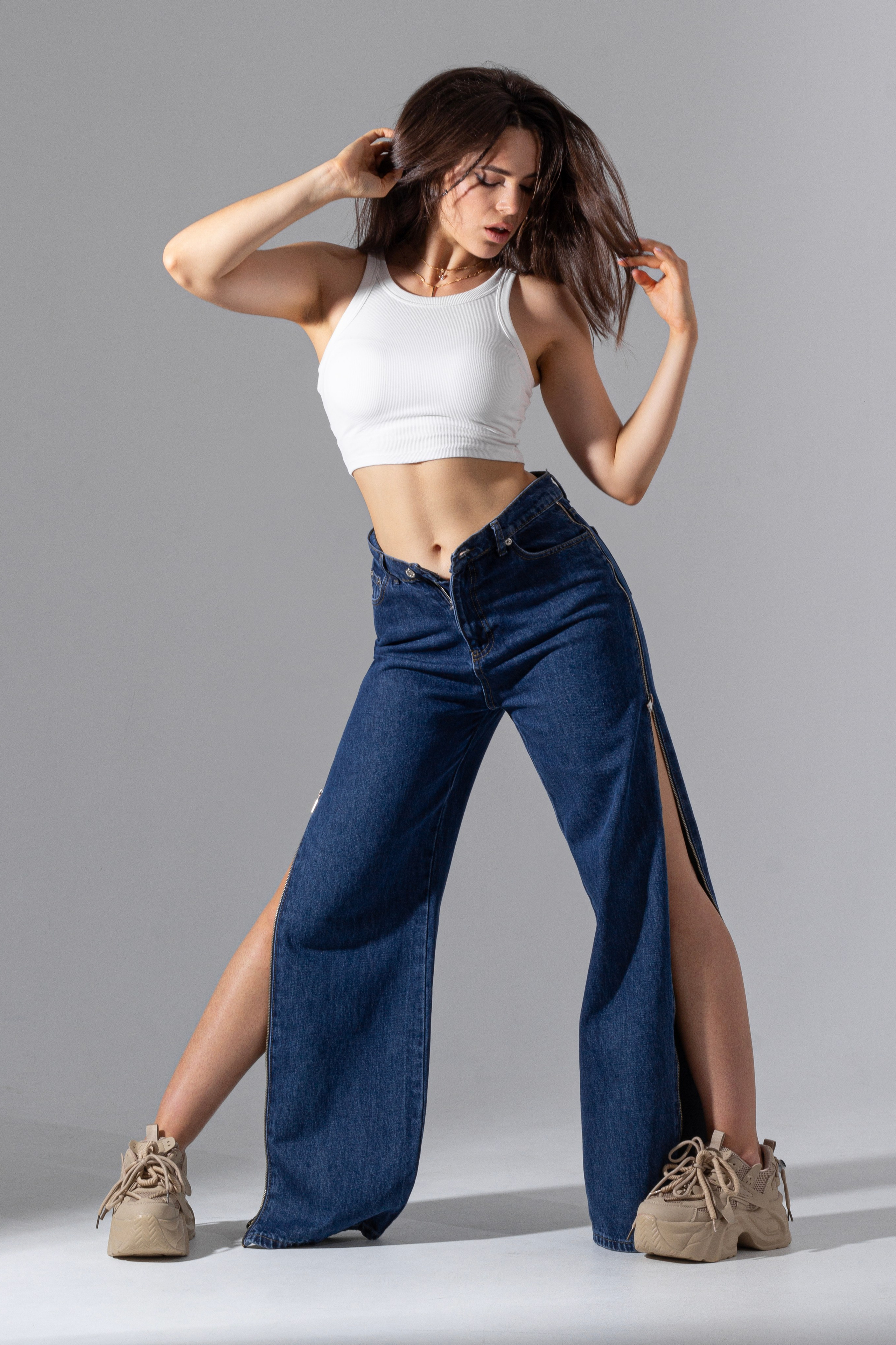 Джинсы. Фото для маркетплейсов в самых сочных локациях города Сочи