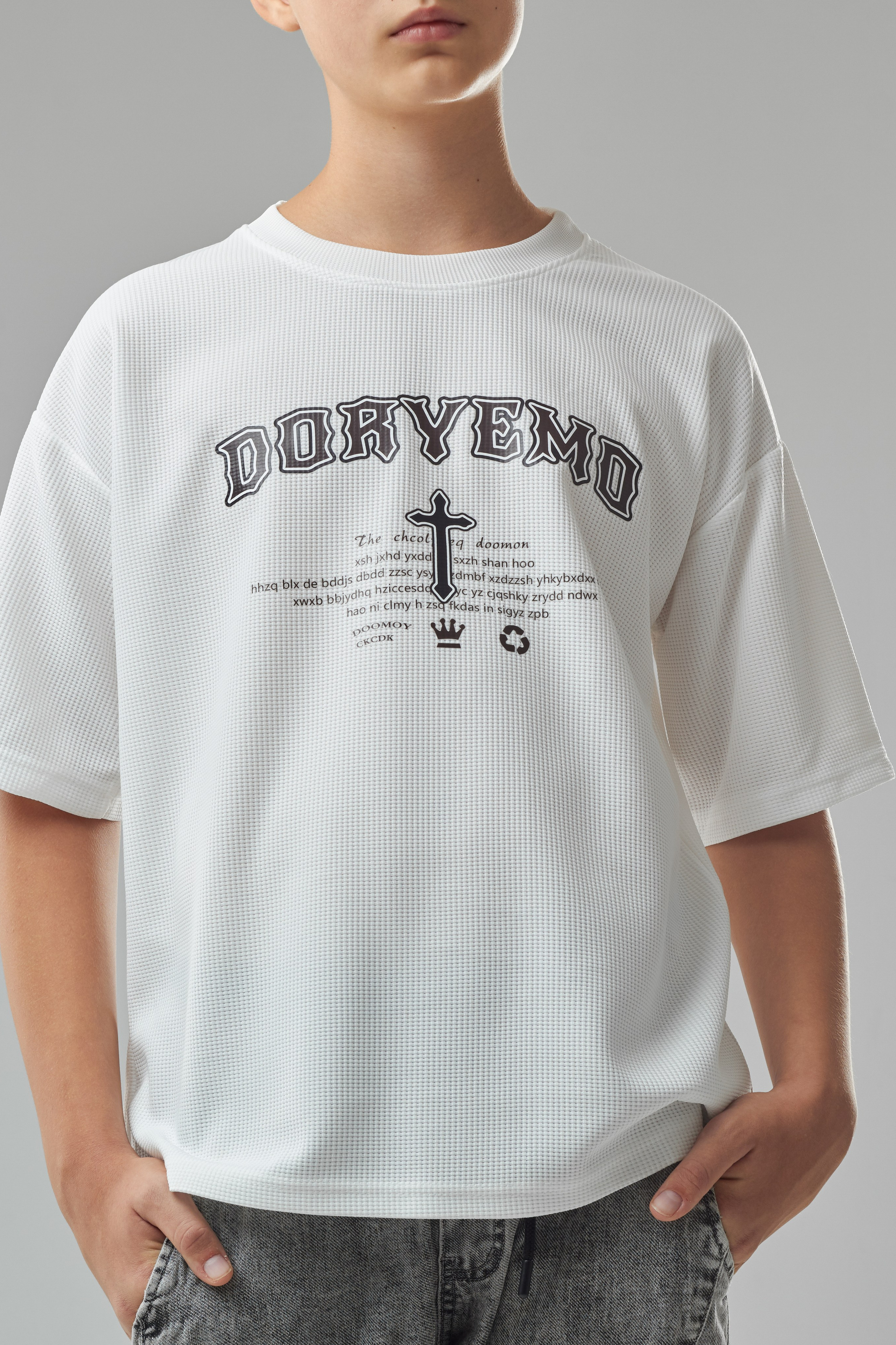 Футболка — Лев. Фото для маркетплейсов в самых сочных локациях города Сочи