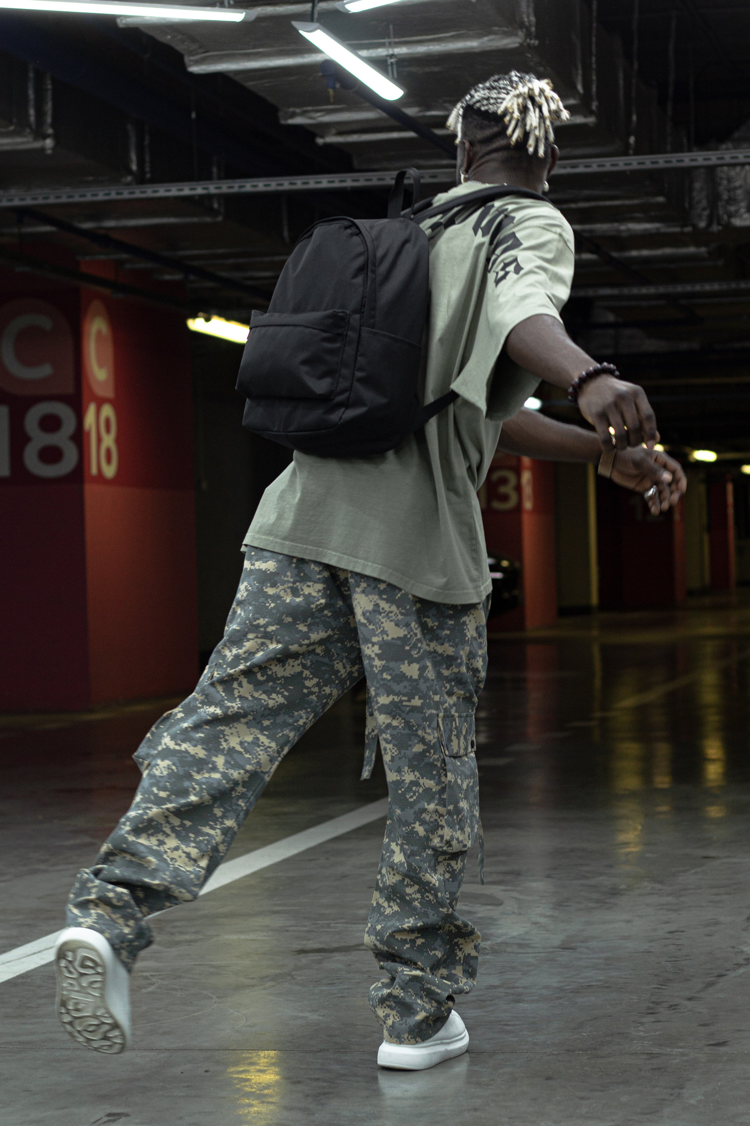 Рюкзак. Фото для маркетплейсов в самых сочных локациях города Сочи