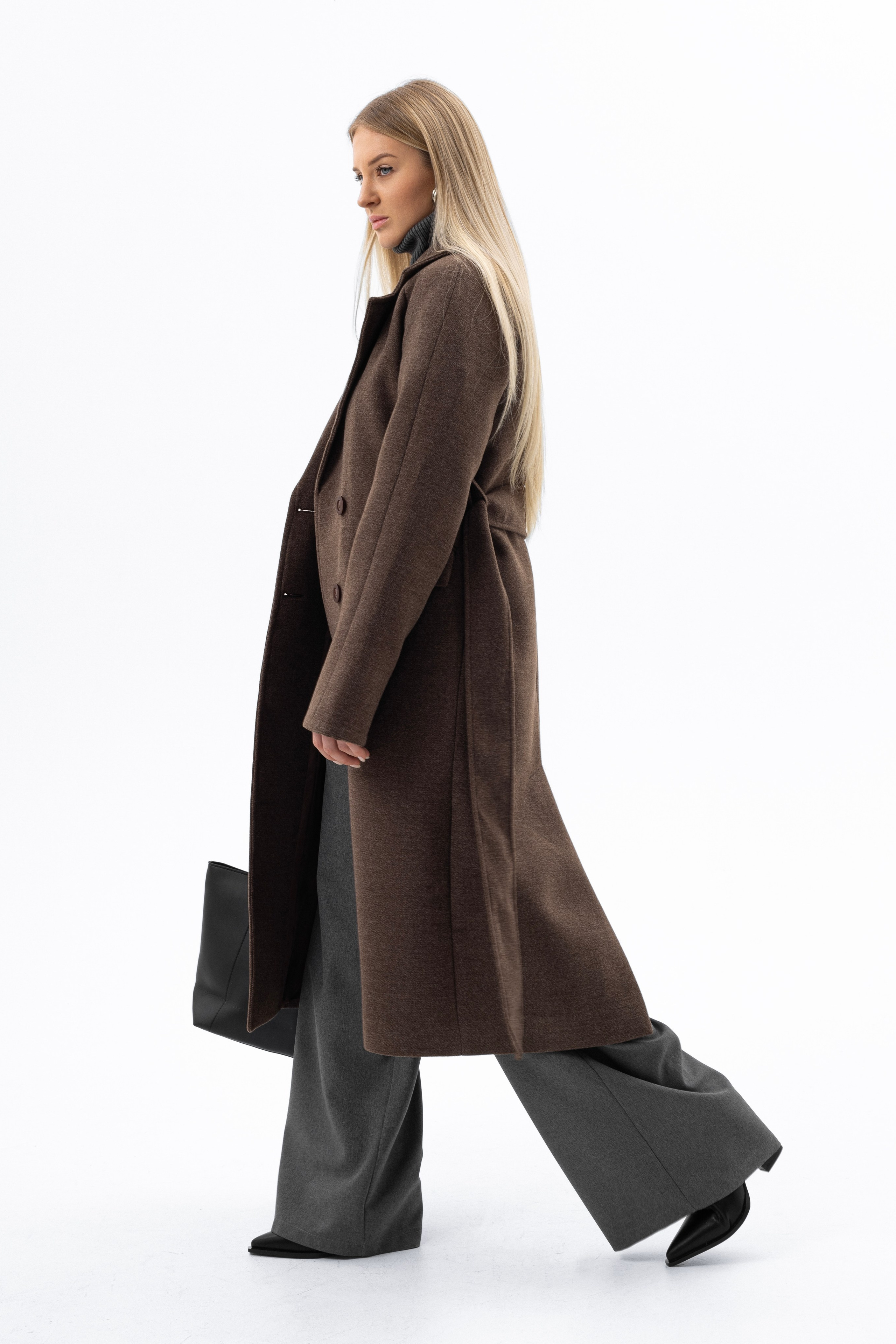 Пальто. Фото для маркетплейсов в самых сочных локациях города Сочи