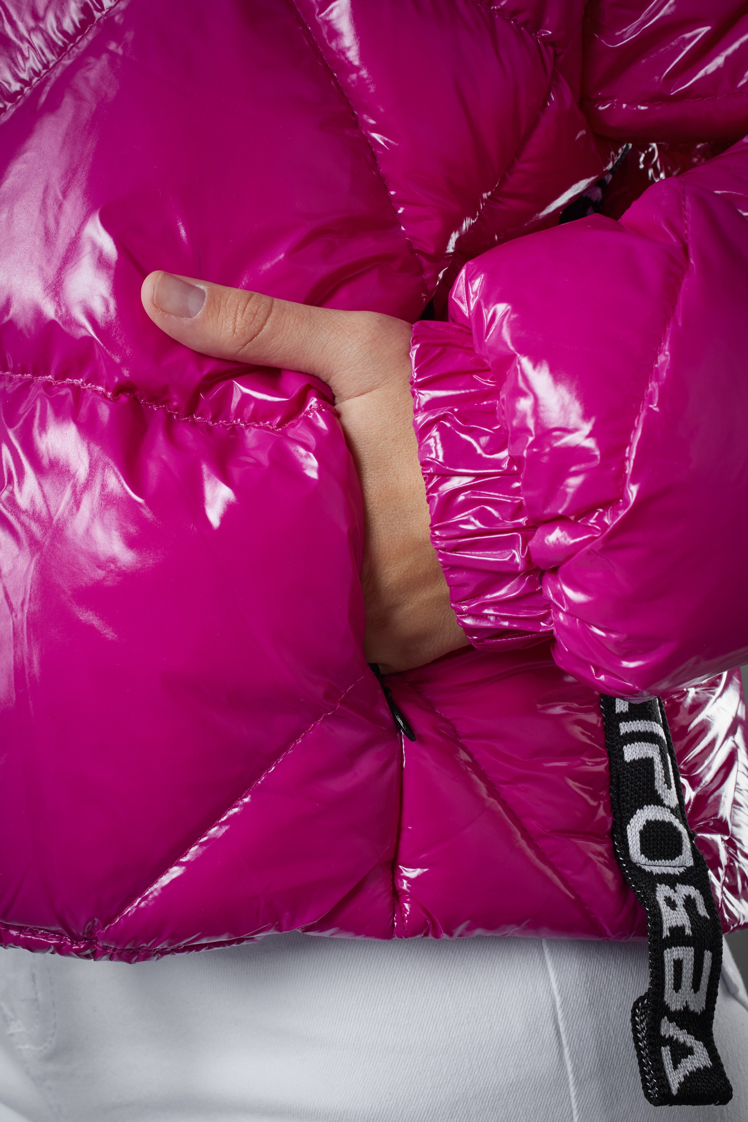 Пуховики — Каролина. Фото для маркетплейсов в самых сочных локациях города Сочи