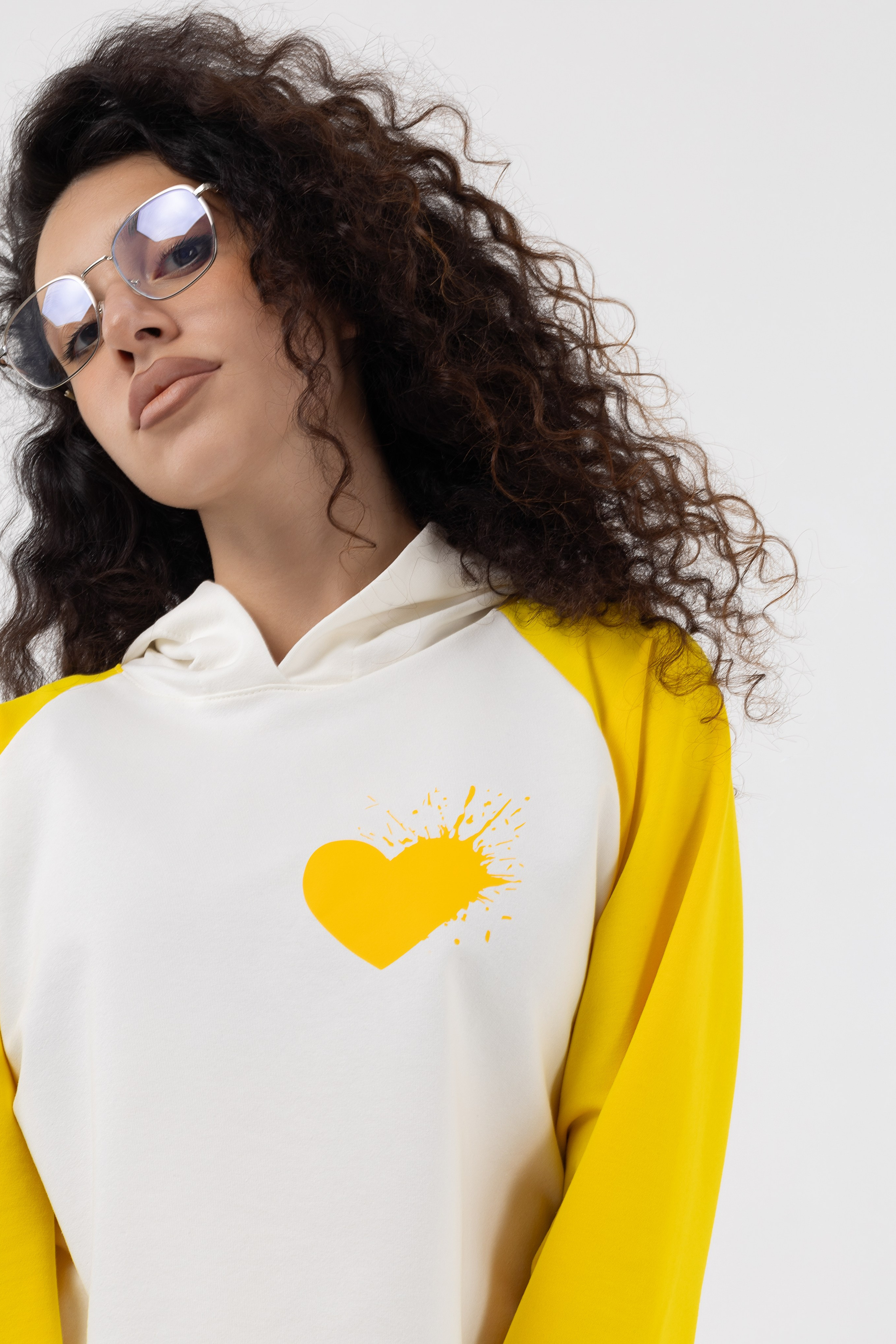 Кроп худи. Фото для маркетплейсов в самых сочных локациях города Сочи