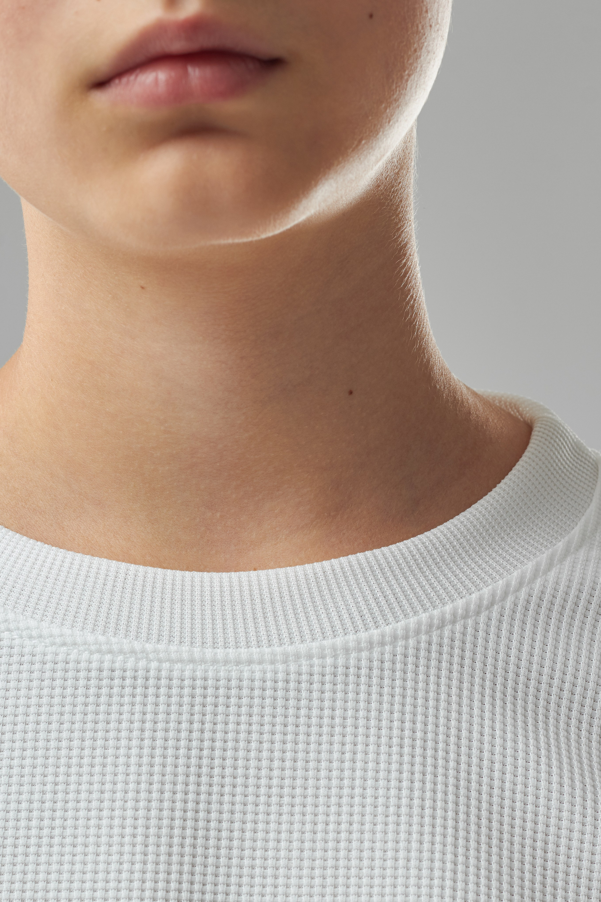 Футболка — Лев. Фото для маркетплейсов в самых сочных локациях города Сочи