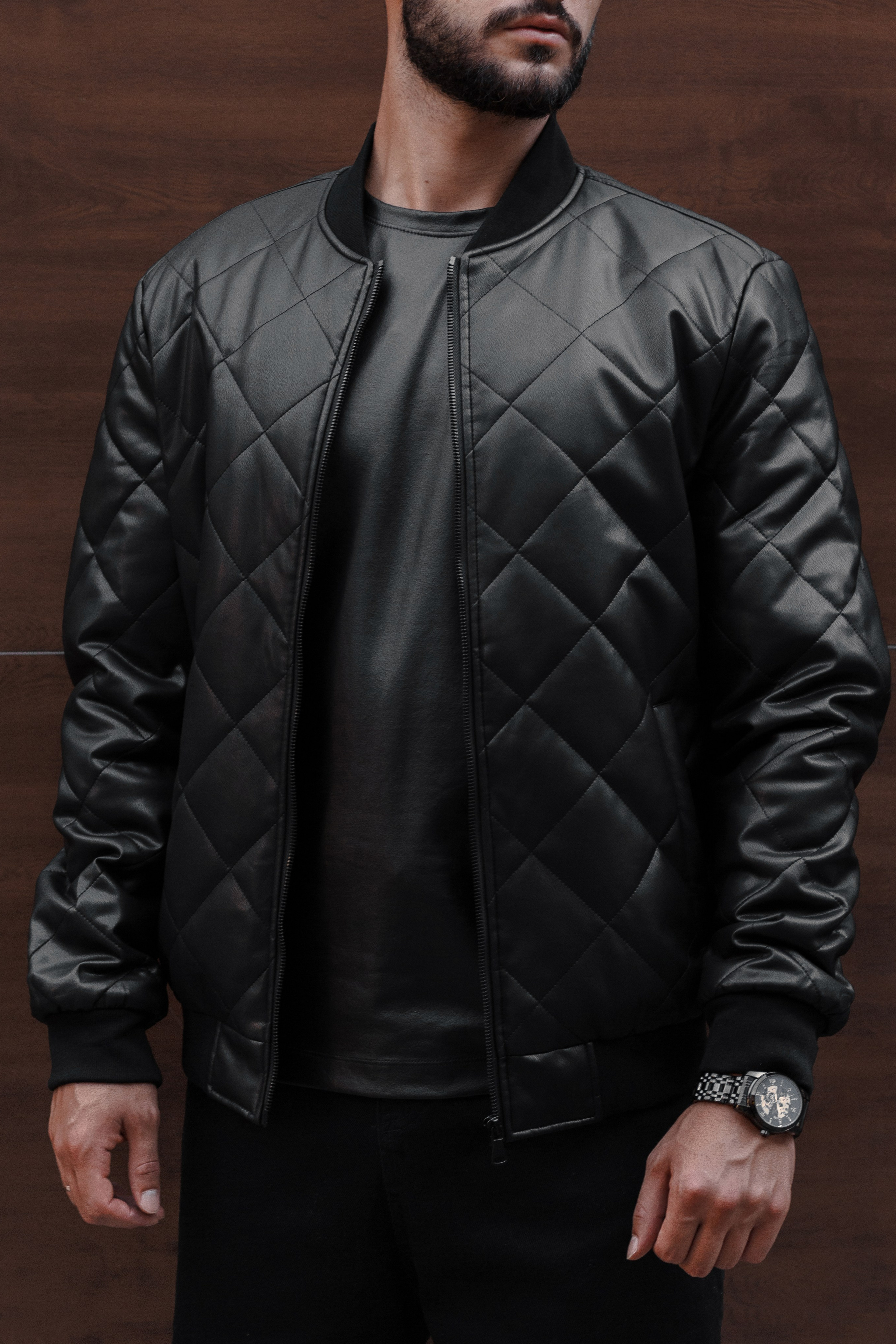 Бомбер. Фото для маркетплейсов в самых сочных локациях города Сочи