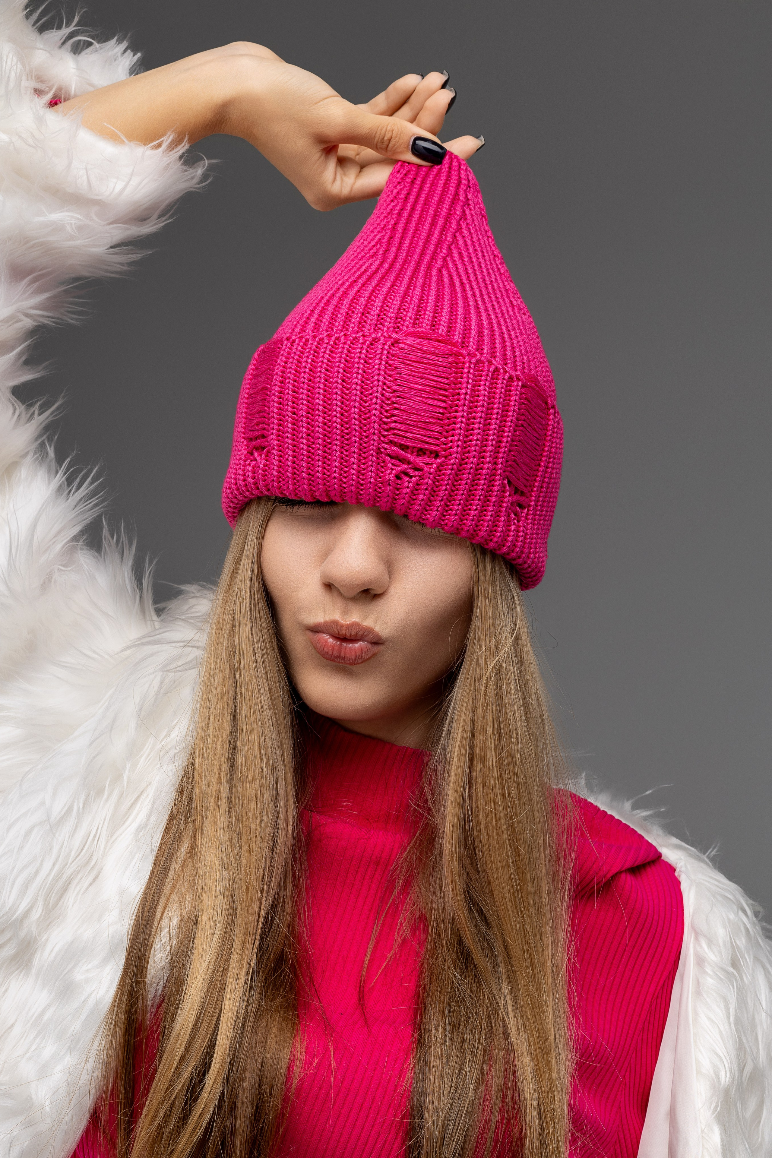 Шапки. Фото для маркетплейсов в самых сочных локациях города Сочи