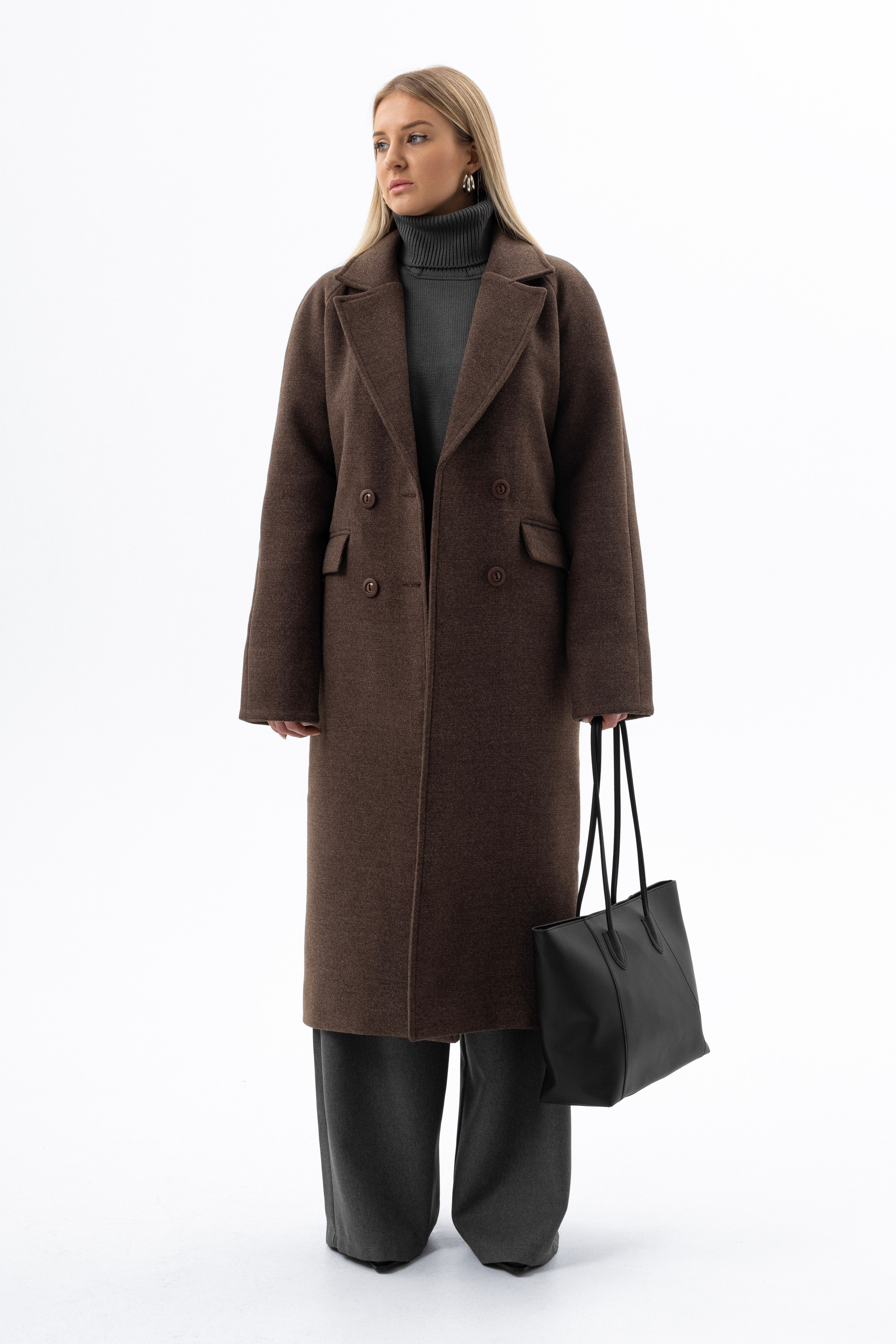 Пальто. Фото для маркетплейсов в самых сочных локациях города Сочи