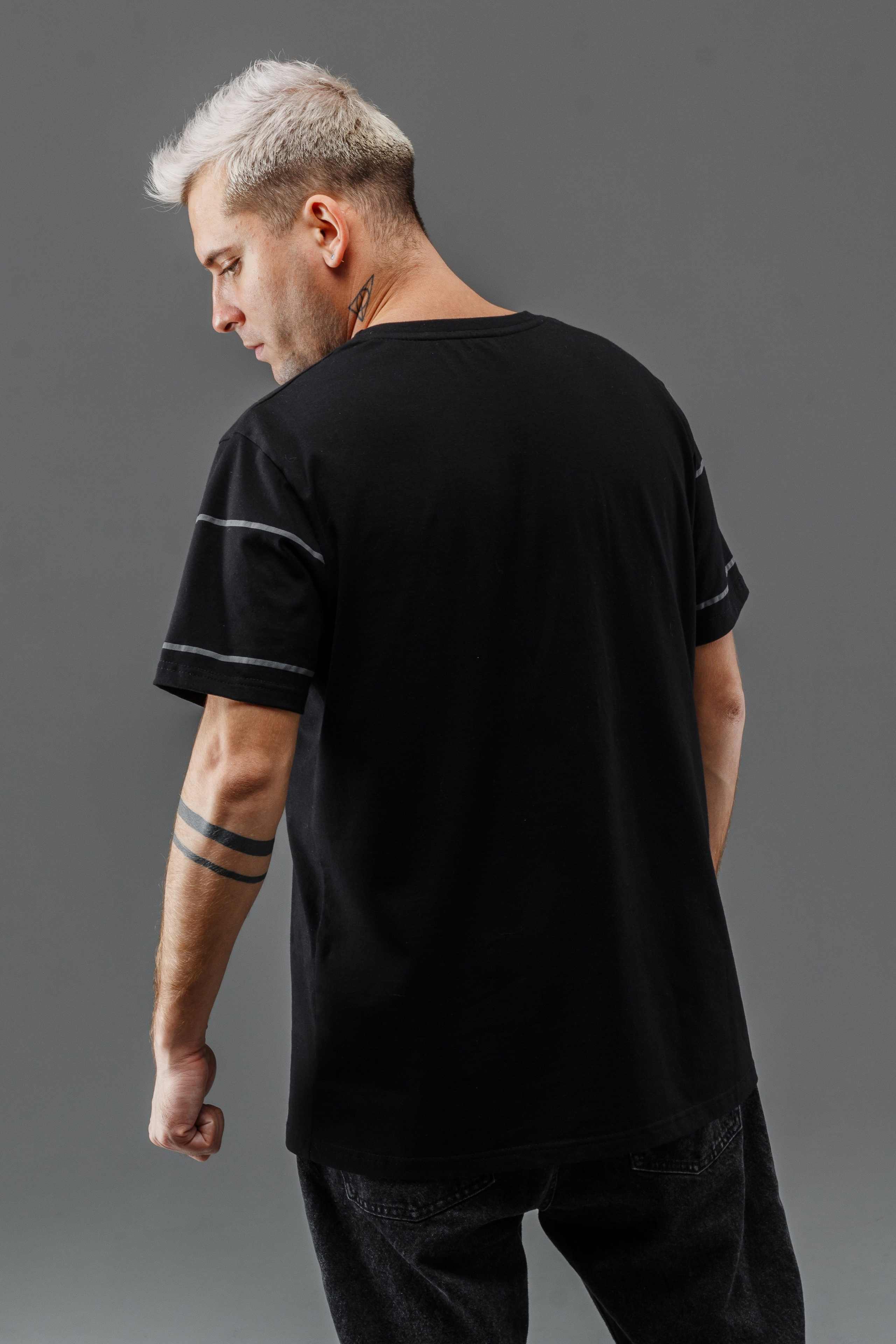 Футболка — Виталя. Фото для маркетплейсов в самых сочных локациях города Сочи