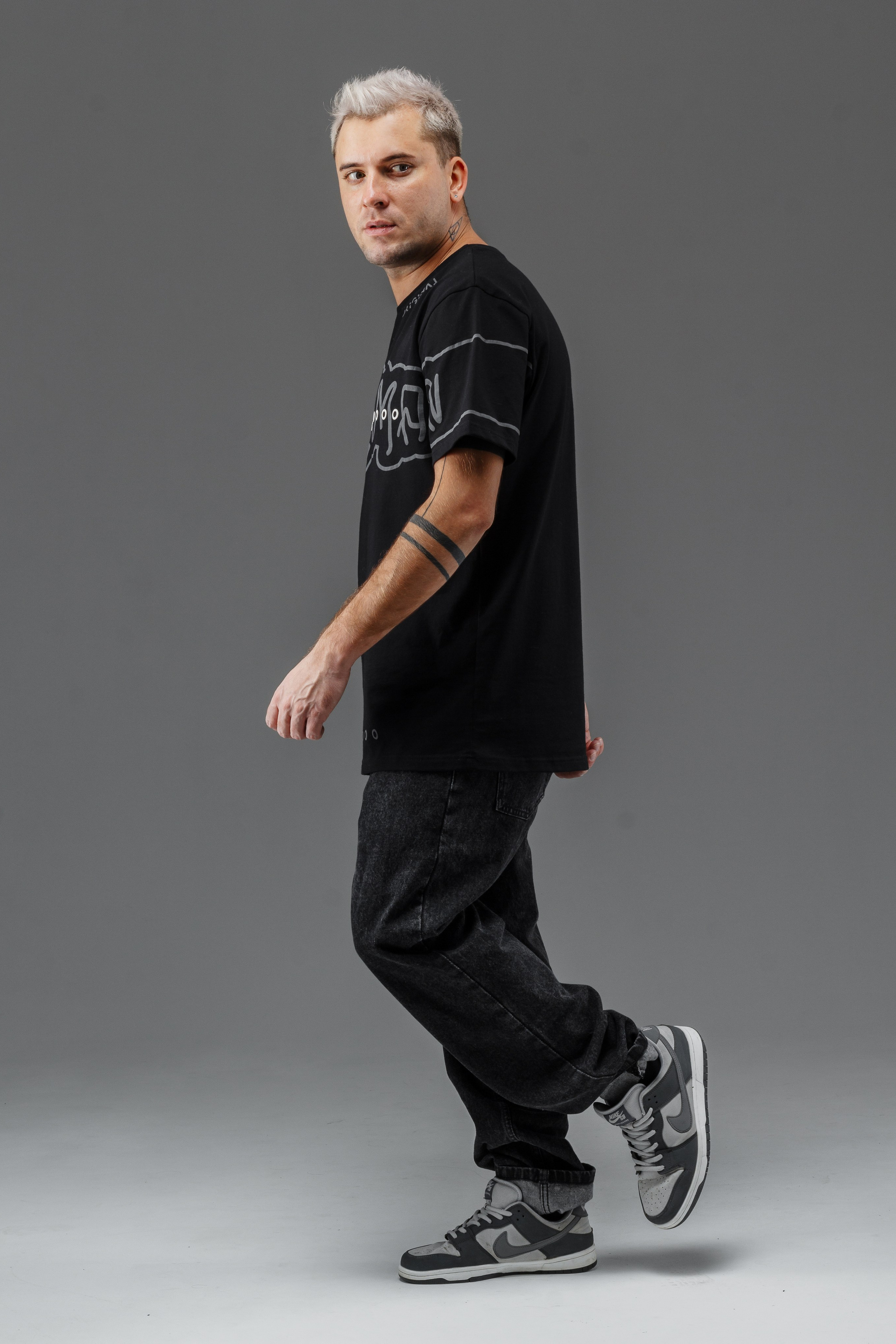 Футболка — Виталя. Фото для маркетплейсов в самых сочных локациях города Сочи