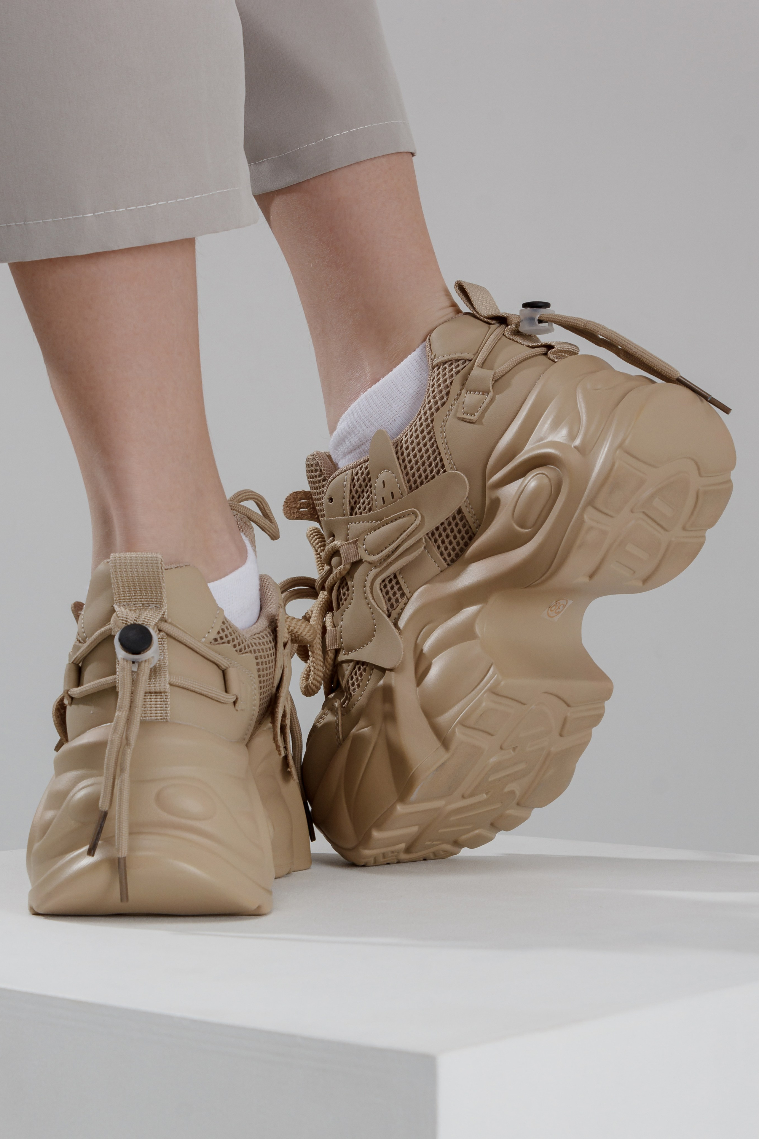 Кроссовки — Милана. Фото для маркетплейсов в самых сочных локациях города Сочи