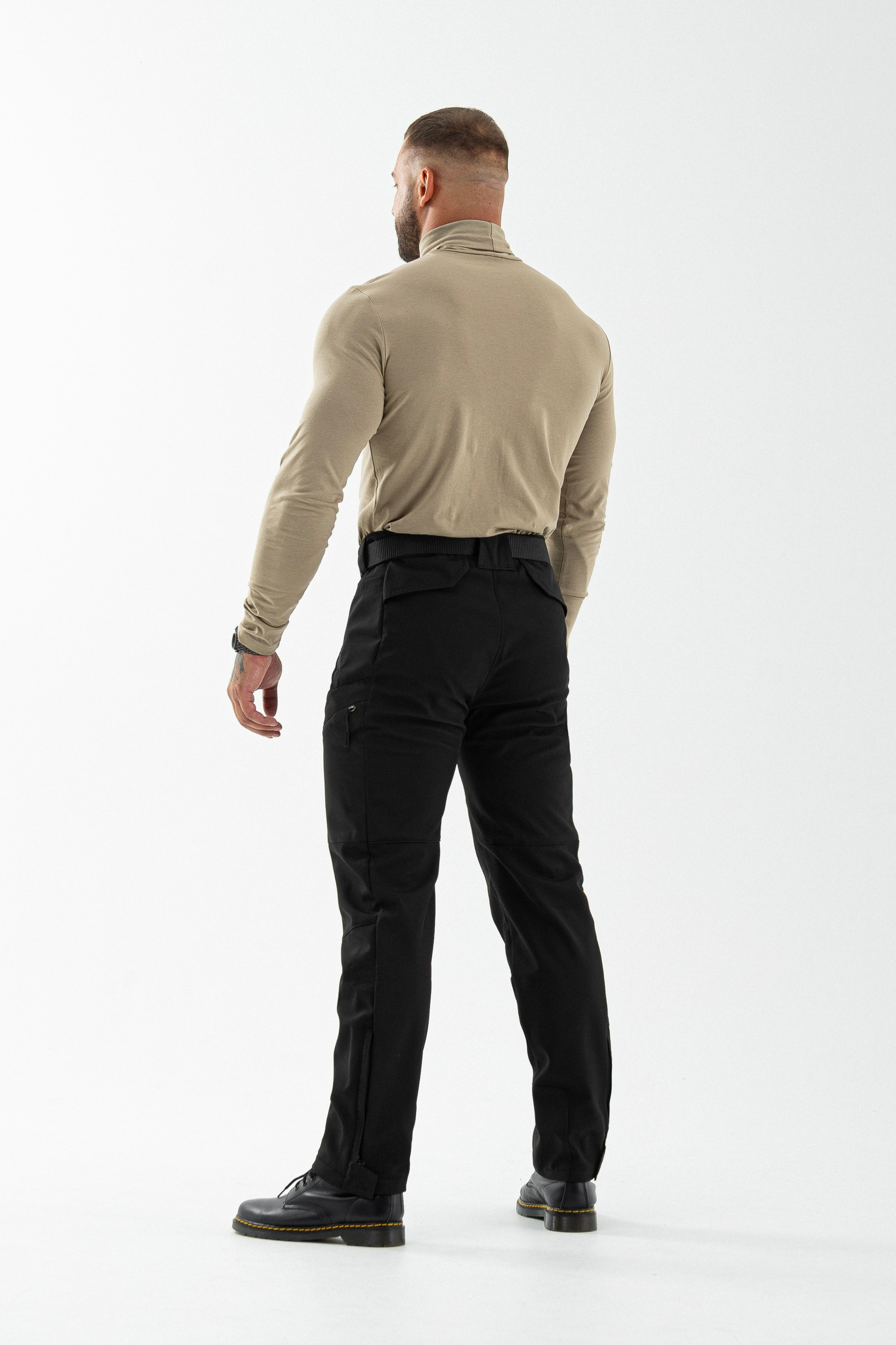 Тактические штаны. Фото для маркетплейсов в самых сочных локациях города Сочи